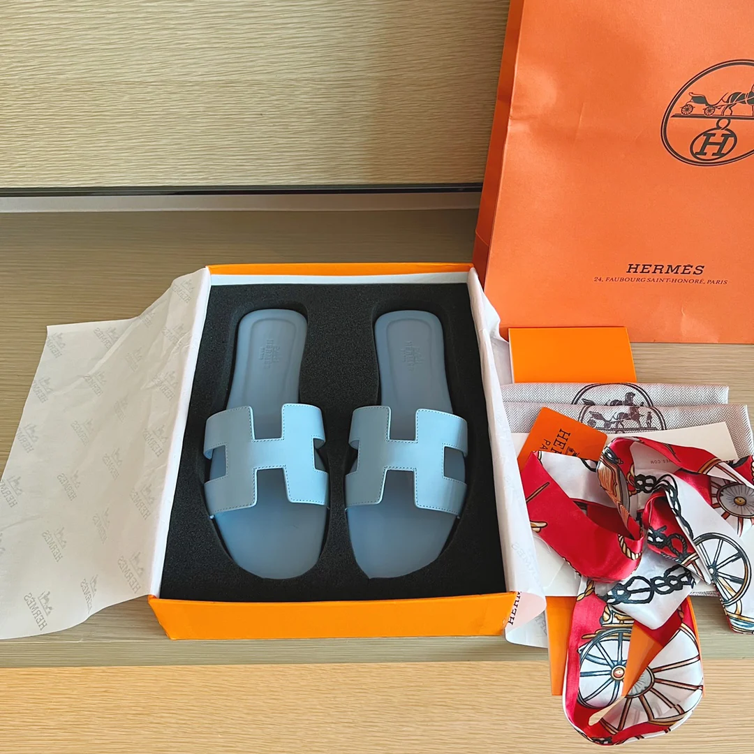 Сандалии Hermes на плоской подошве - верх из однотонной кожи - подошва, полностью закрывающая стопу