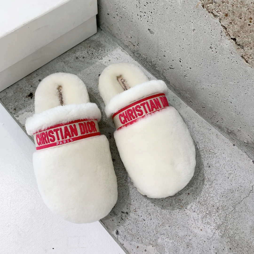 Новинка сезона осень/зима 2022 от Dior - Меховые тапочки с жаккардовой вышивкой - Белые