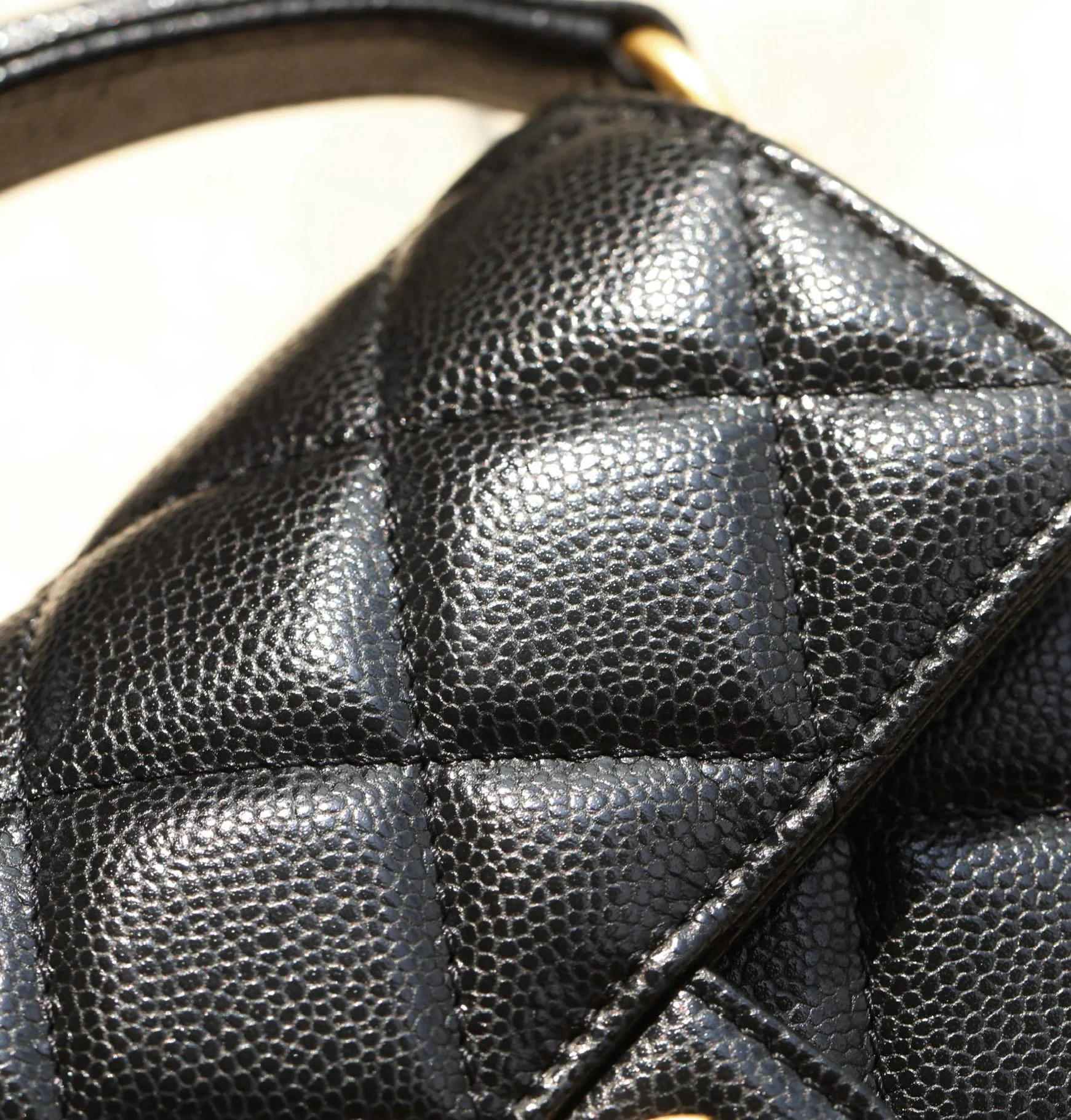 Мини-сумочка Chanel с клапаном и ручкой - черная