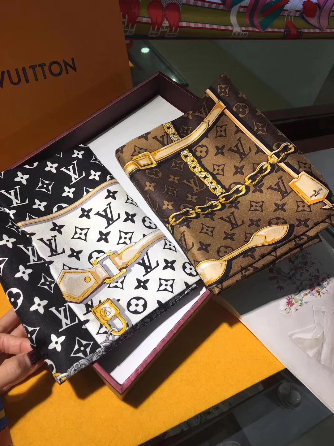 LV - Непревзойденный бестселлер - Шелковый шарф (90%) - 1 шт.