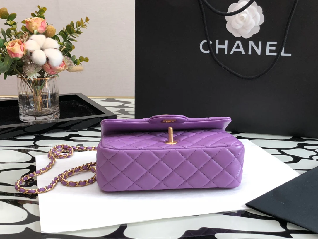 Chanel 2022, последняя модель сумки Golden Globe Square Fat Flap Bag.