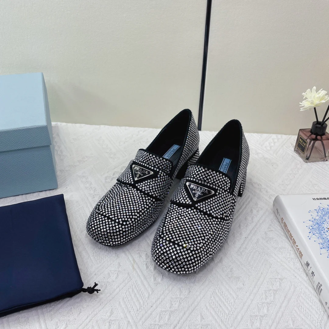 Туфли Prada, лоферы Prada на низком каблуке, украшенные стразами, серебристые.
