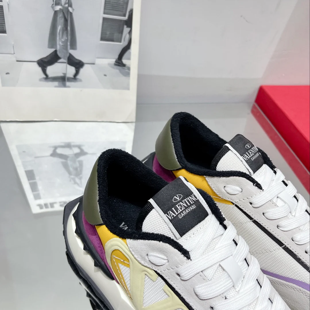 Новинка сезона весна/лето 2022 от Valentino - Замшевые кроссовки на шнуровке и сетке - Унисекс - Белые