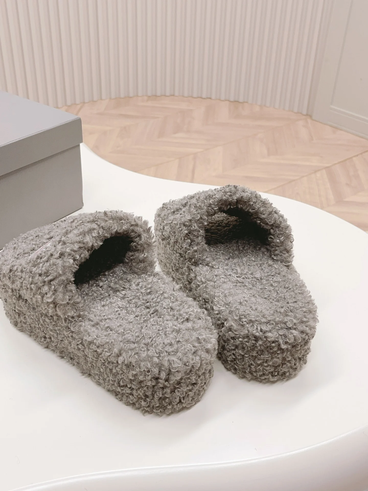 Новинка Balenciaga 2023 года - Меховые тапочки на платформе - Серые