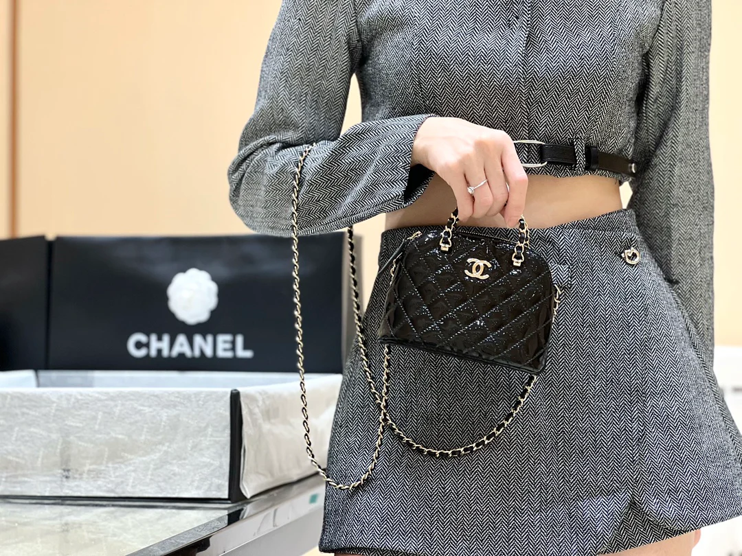 Новинка сезона весна/лето 2023 от Chanel - сумка Shell из лакированной кожи - черная - фотографии в действии.