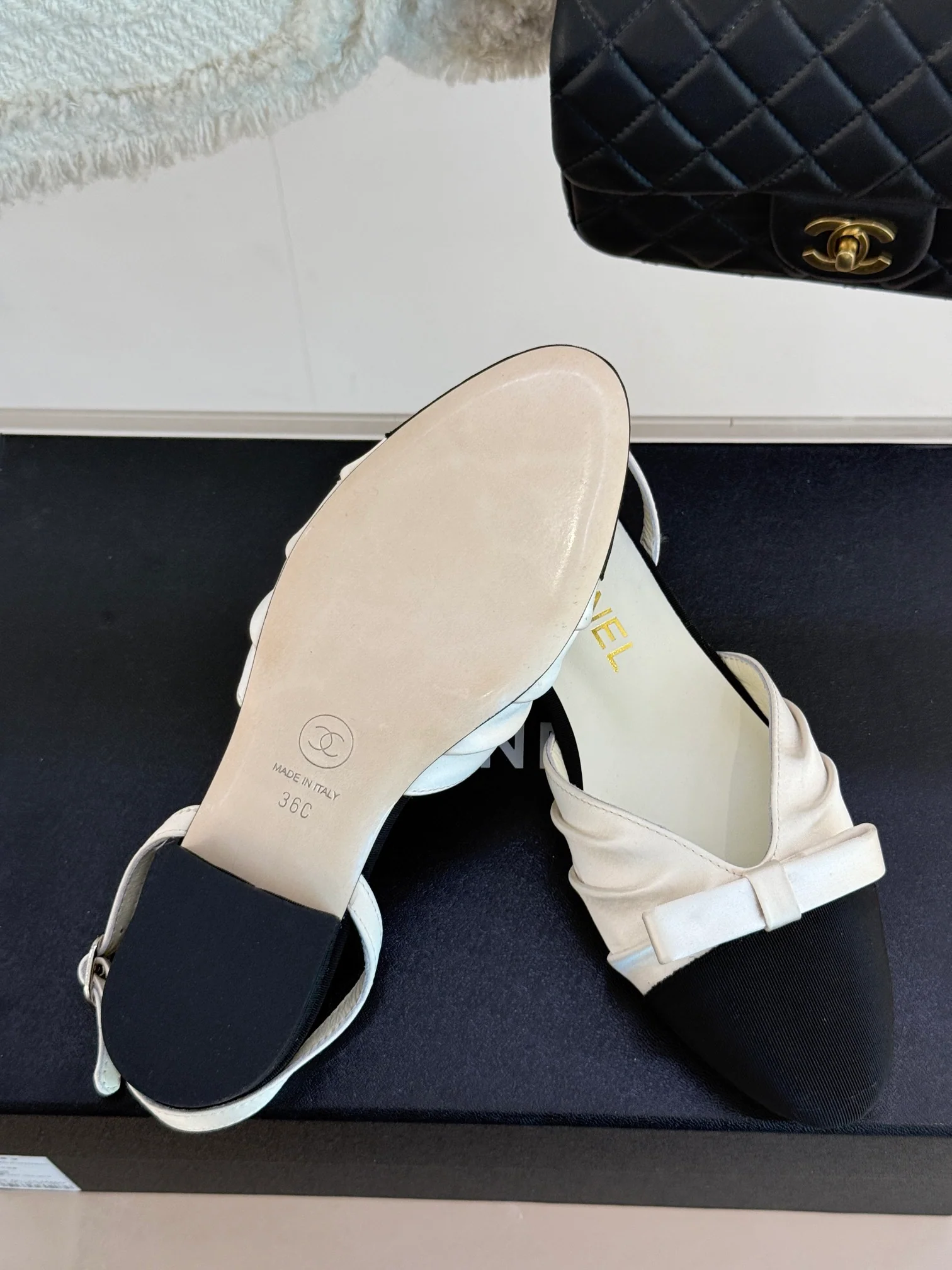 Сандалии Chanel 2024 с атласным бантом - белые