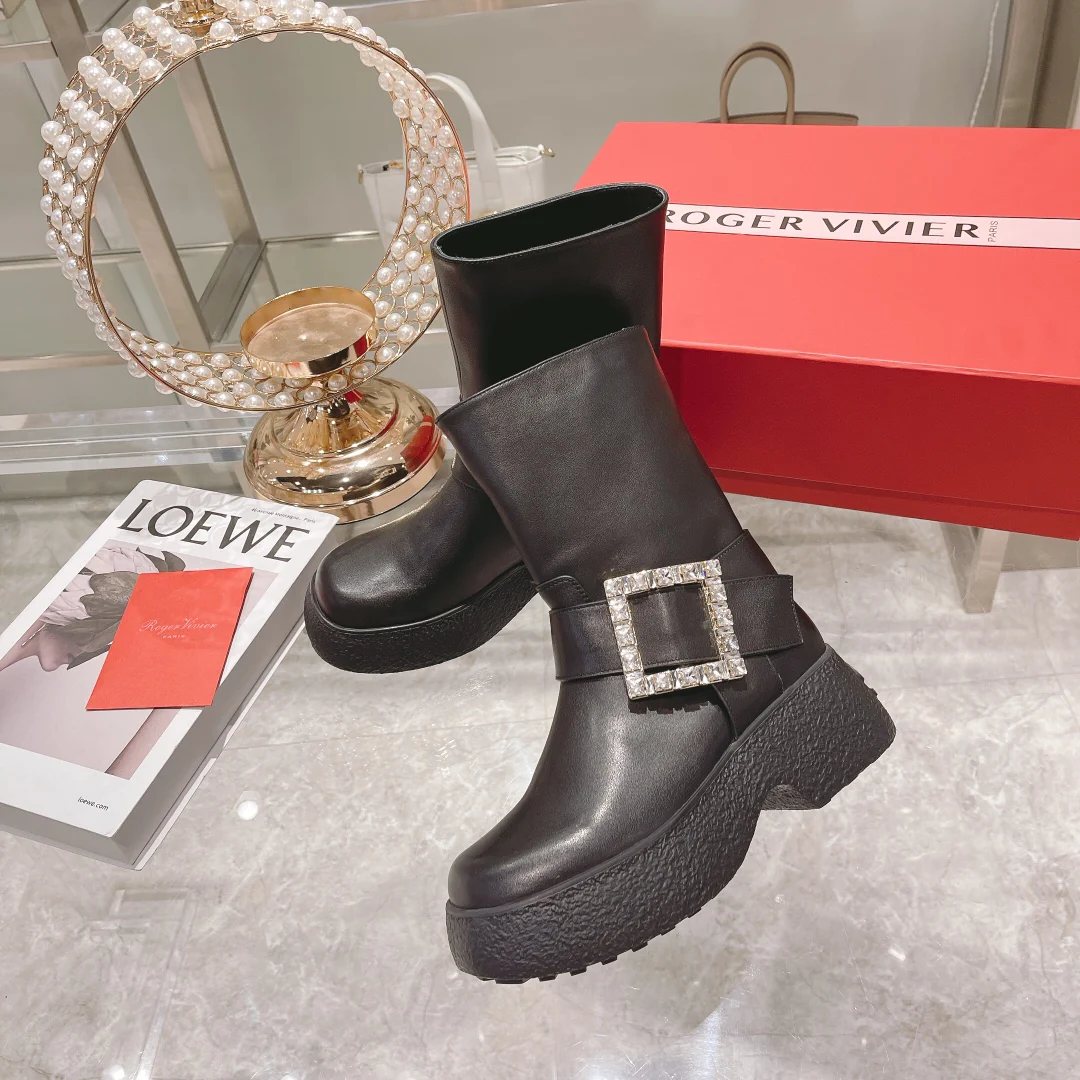 Мотоциклетные ботинки на толстой подошве с металлическими пряжками.