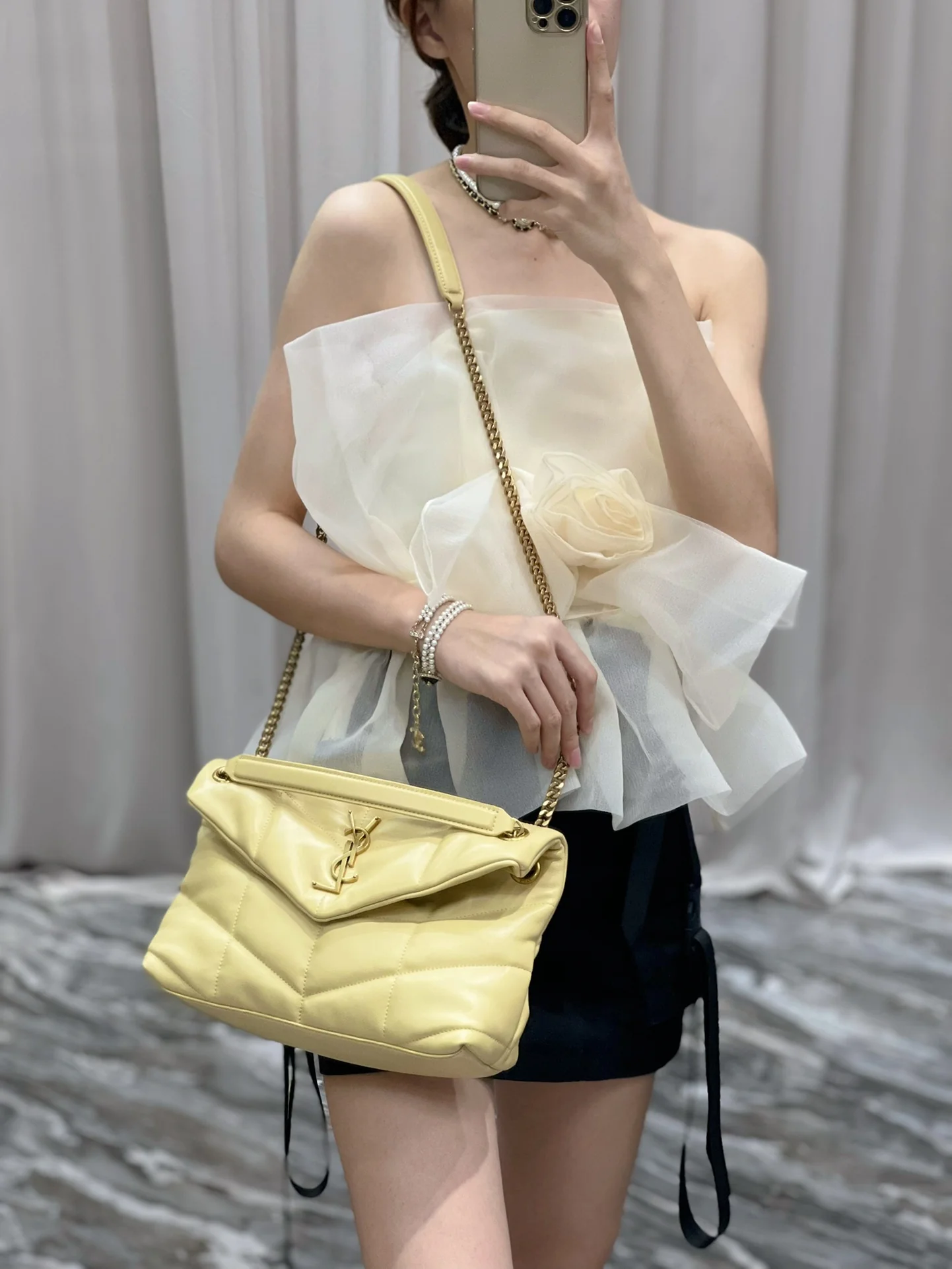 Стеганая сумка YSL из овечьей кожи — светло-желтая с золотой фурнитурой — овечья кожа — 29 см — На фото: сумка в носке