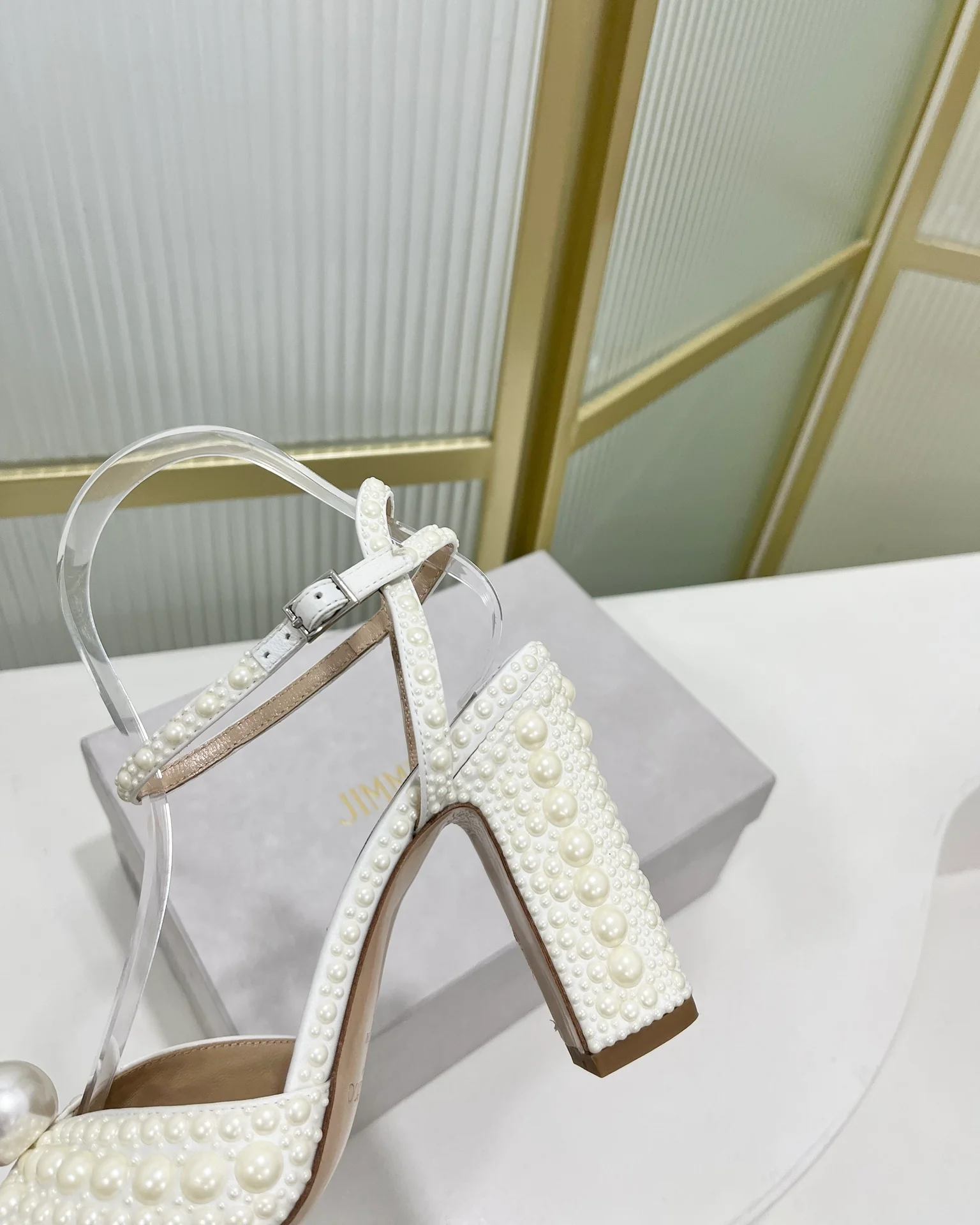 Сандалии Jimmy Retro Pearl Series на толстом каблуке средней высоты - белые.