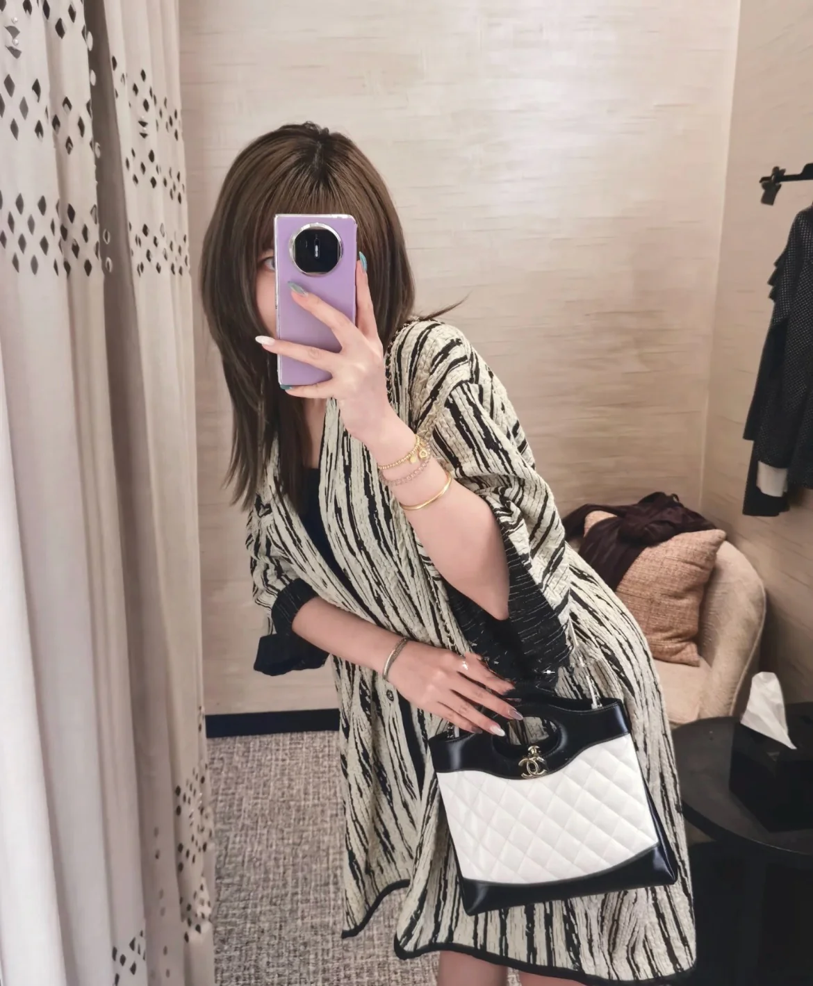 Мини-сумка Chanel 24b 31, черная с отделкой из овечьей кожи, белая