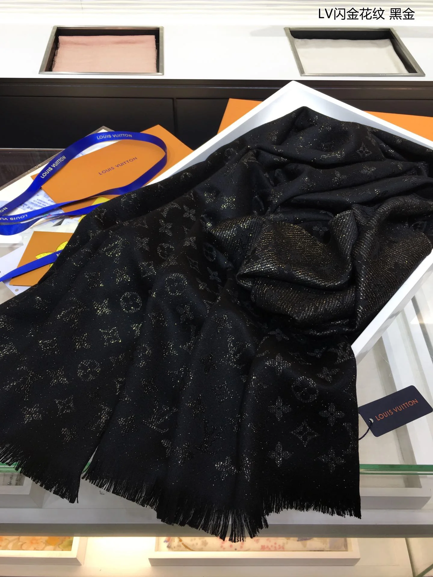 Кашемировый шарф Louis Vuitton с золотистым мерцающим узором.
