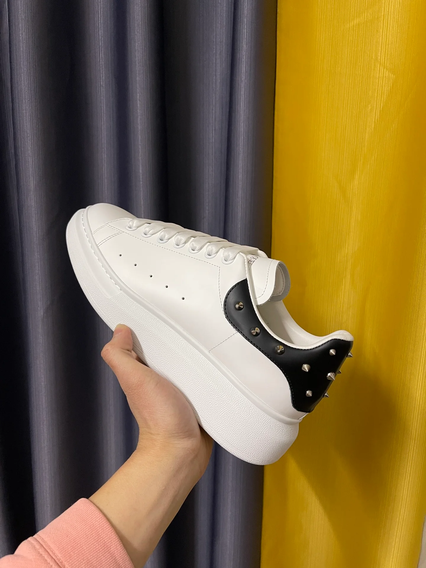 Классические белые кроссовки McQueen - унисекс - черная кожа с декоративным мыском на пятке