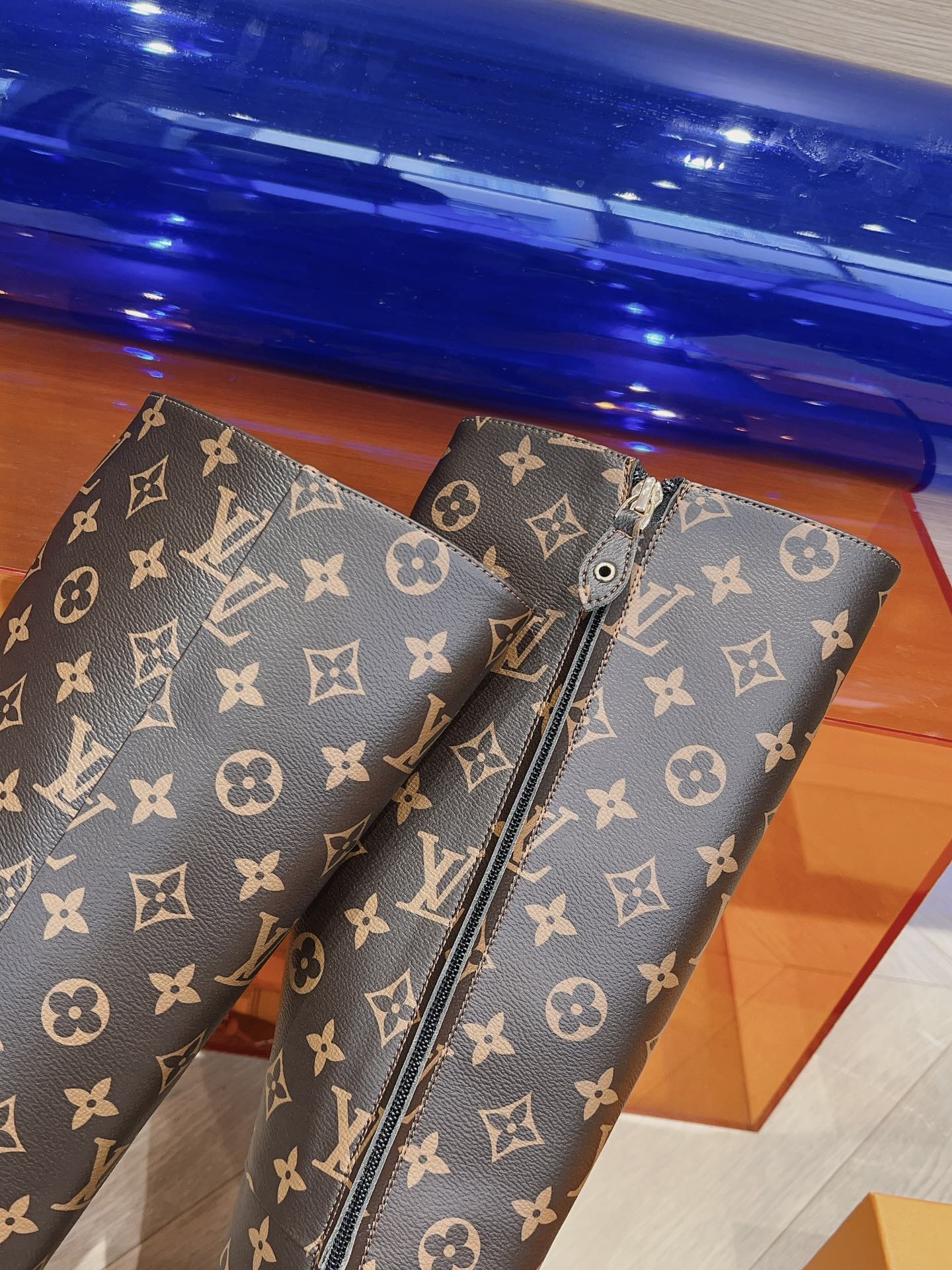 Новые поступления коллекции LV осень/зима 2023 — Ботинки с подиума — Массивные ботинки на высоком каблуке — В стиле монограммы