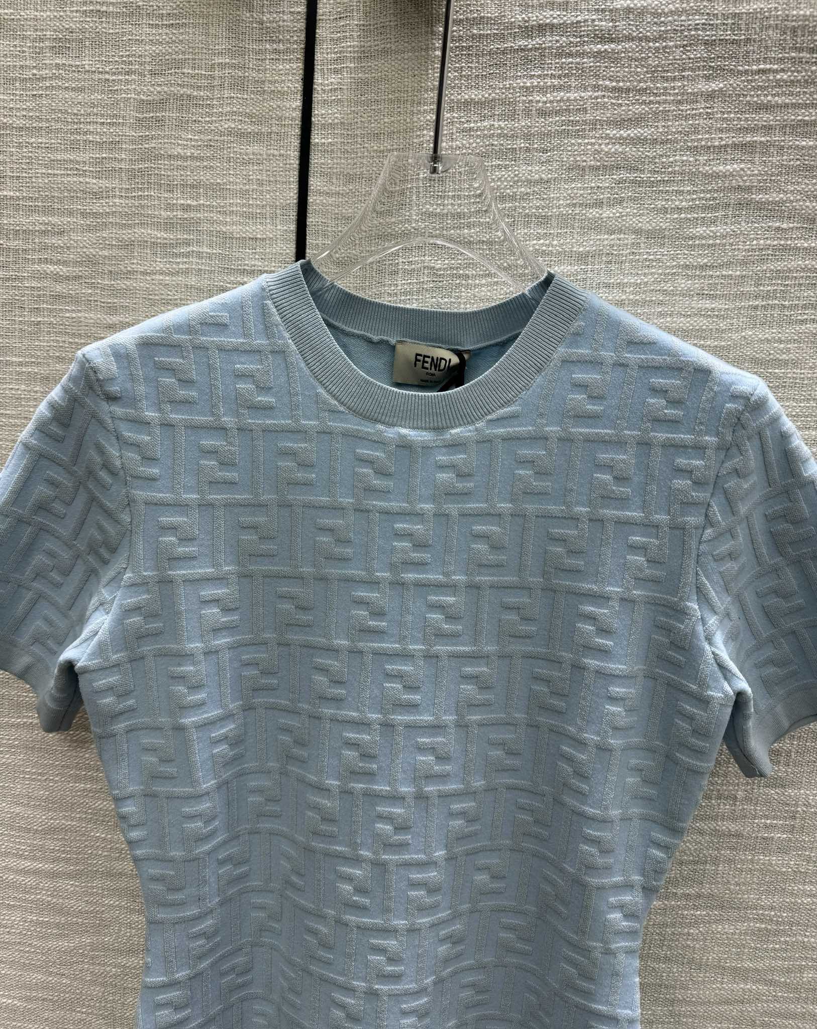 Футболка Fendi-2403 с объемной буквой F, трикотажная, с коротким рукавом, синяя.