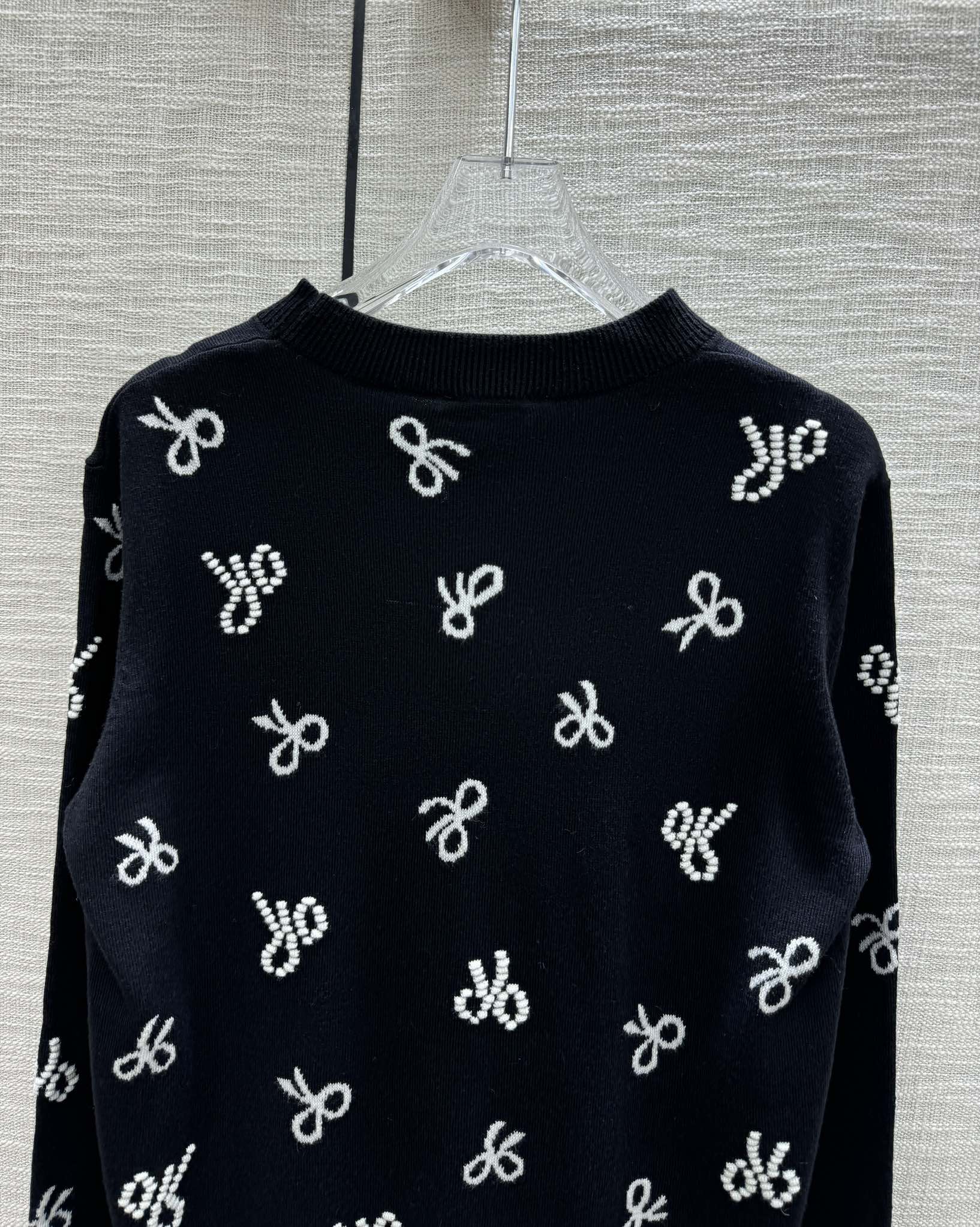 Chanel - 2403-24 Вязаный свитер с длинным рукавом и узором ?Бабочка? (ранняя весна) - черный