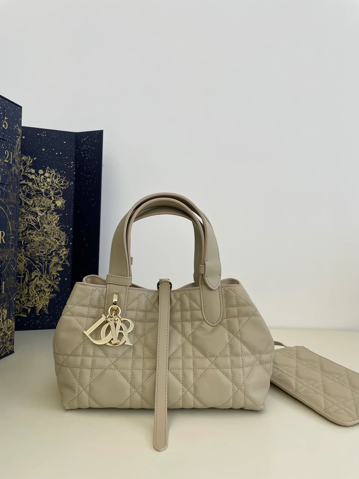 Большая сумка Cannage Dior Toujours, маленький размер, сливочно-абрикосовый цвет