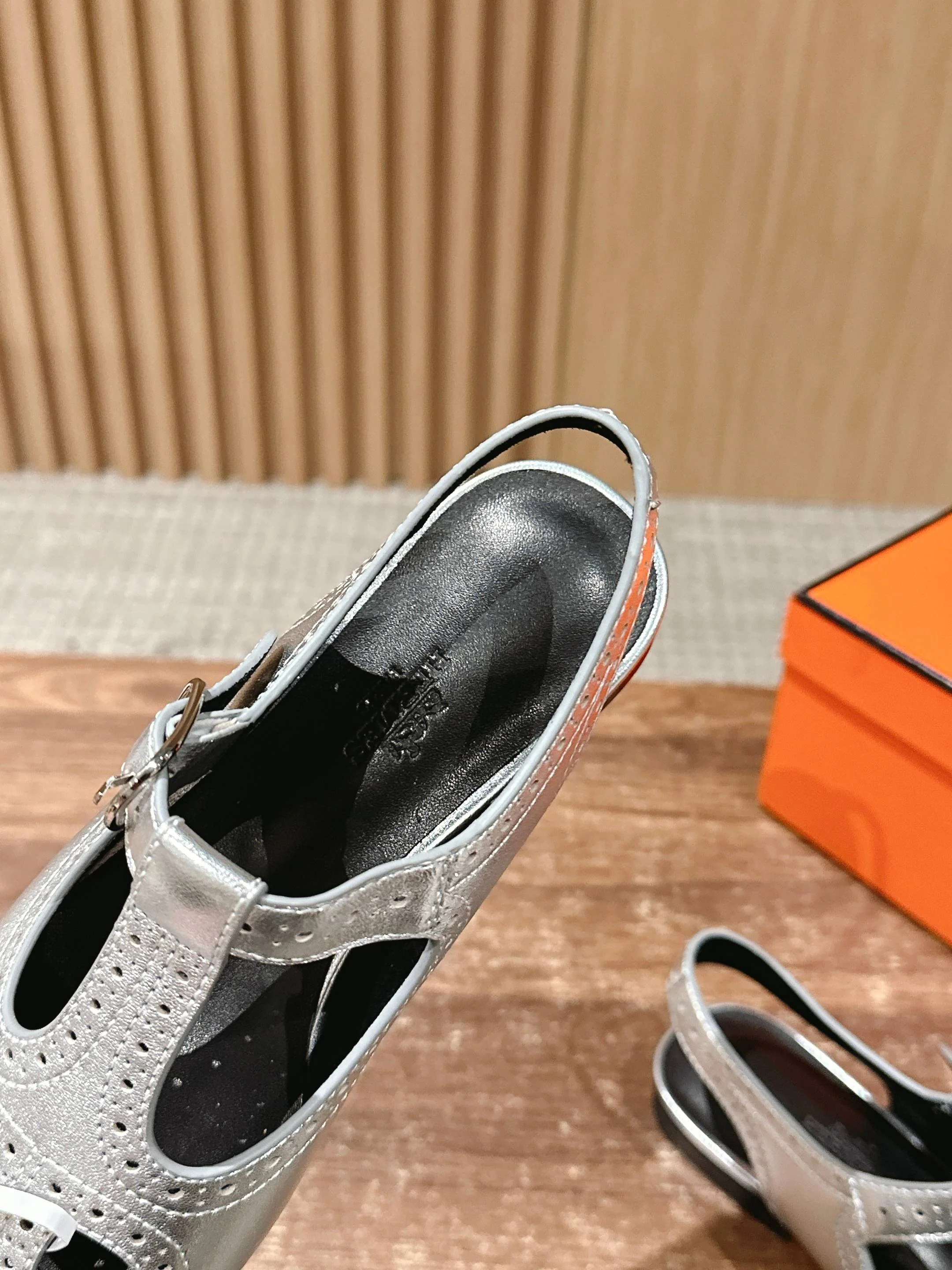 Кожаные сандалии-гилли Hermes с открытой пяткой - серебристые