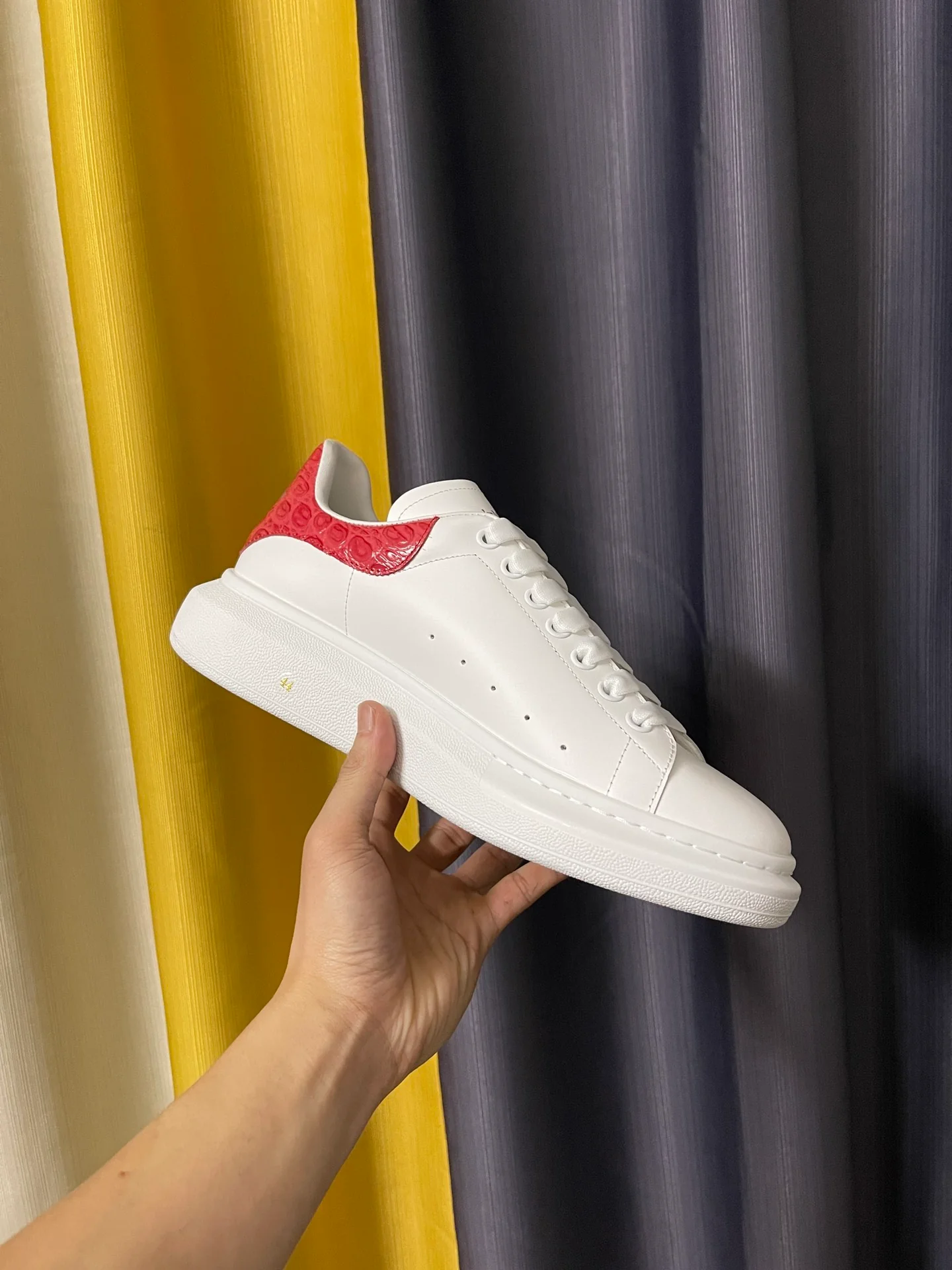 Классические белые кроссовки McQueen - унисекс - каблук с красной крокодиловой полосой