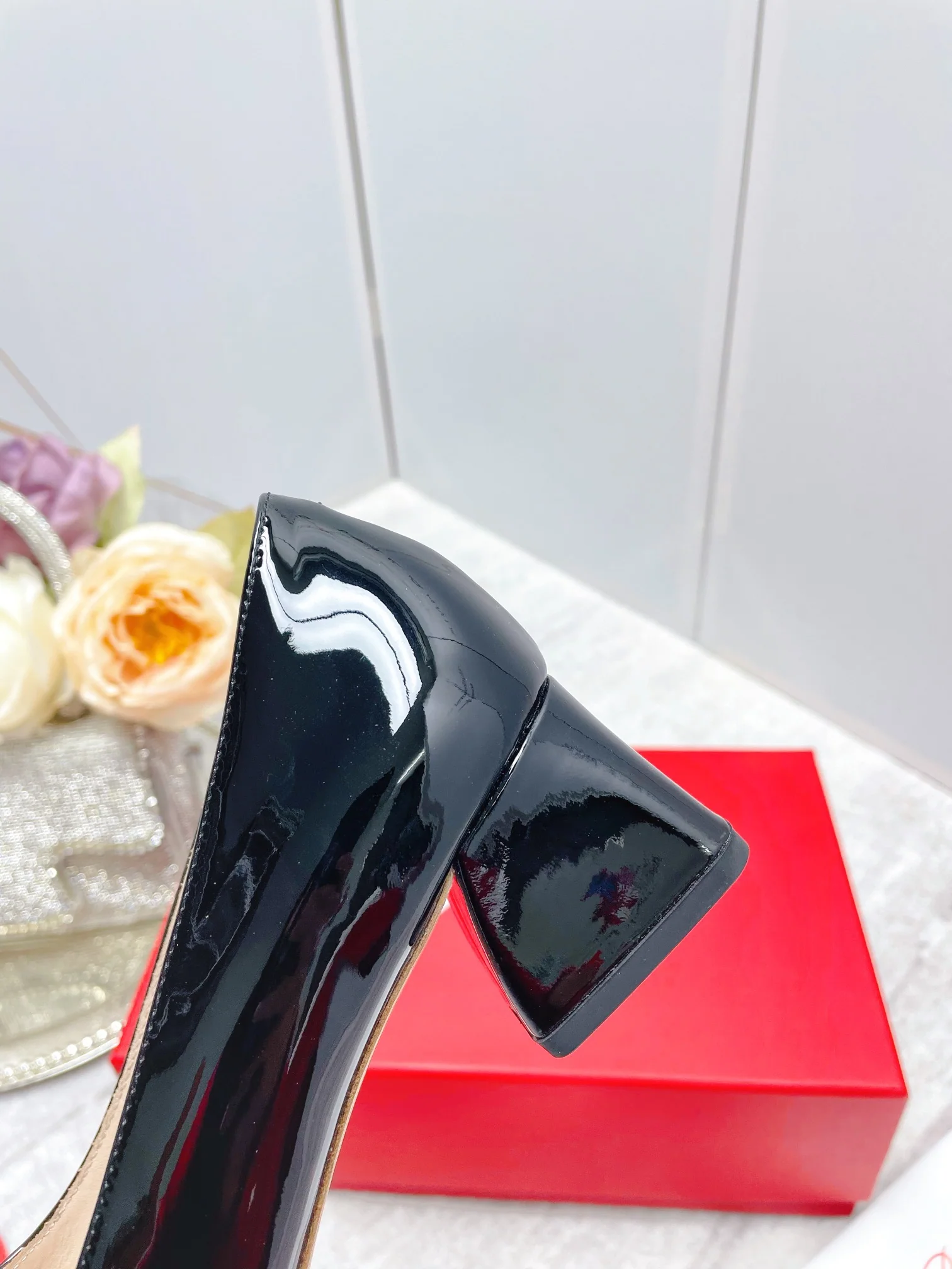 Обувь RV Shoes - Новинка ранней весны 2023 года - Лакированные туфли на низком каблуке с металлической пряжкой