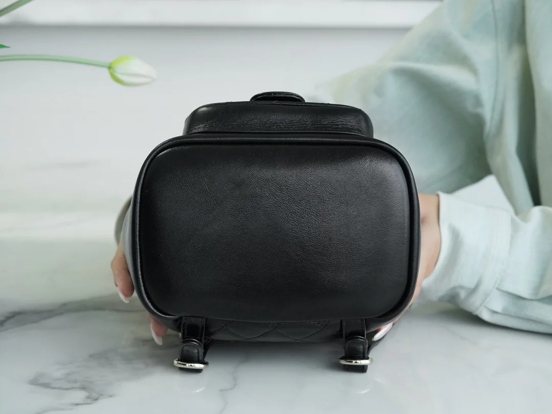 Рюкзак Chanel — черный, из вощеной кожи.