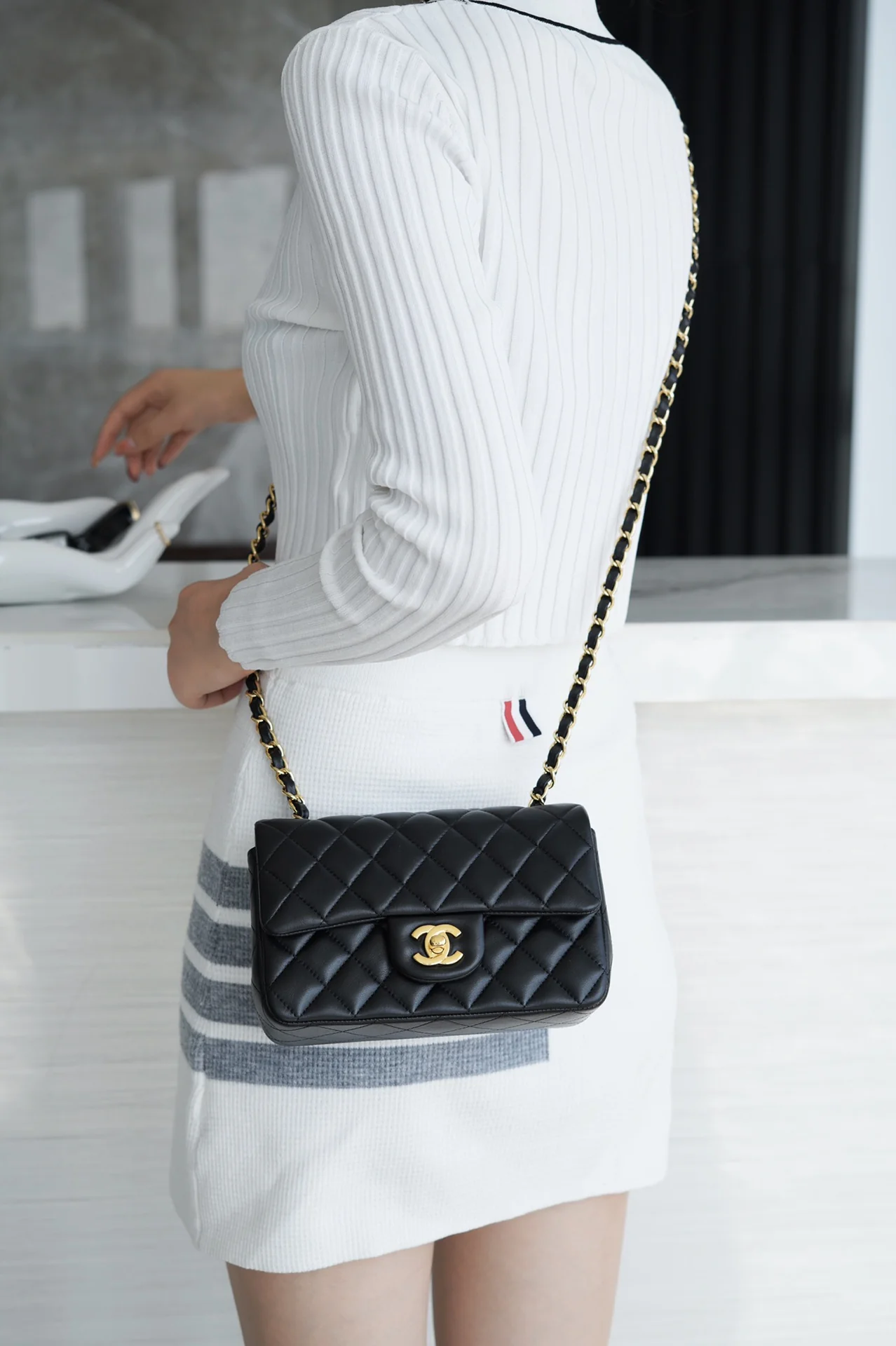 Мини-сумка Chanel CF 20 см из черной овечьей кожи с золотой пряжкой CF20