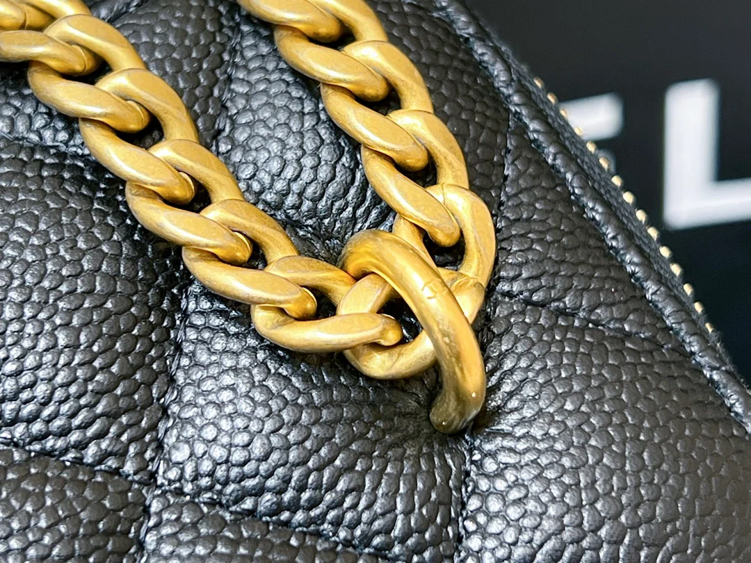 Новинка сезона весна/лето 2023 от Chanel - Регулируемая длинная сумка-бокс в форме сердца - 17 см - Черная