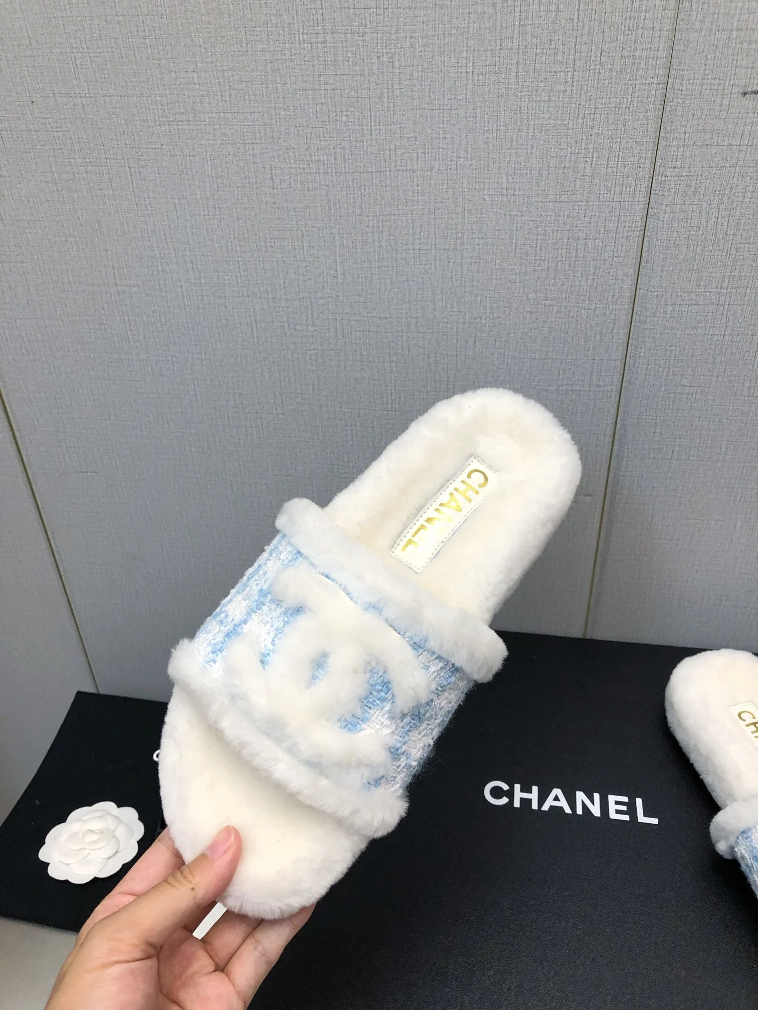 Новинка сезона осень/зима 2023 от Chanel - шерстяные клетчатые тапочки - синие.