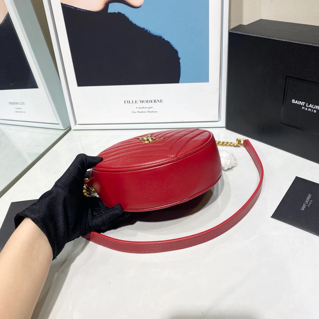 Маленькая круглая сумка YSL Vinyle - красная с золотой фурнитурой.