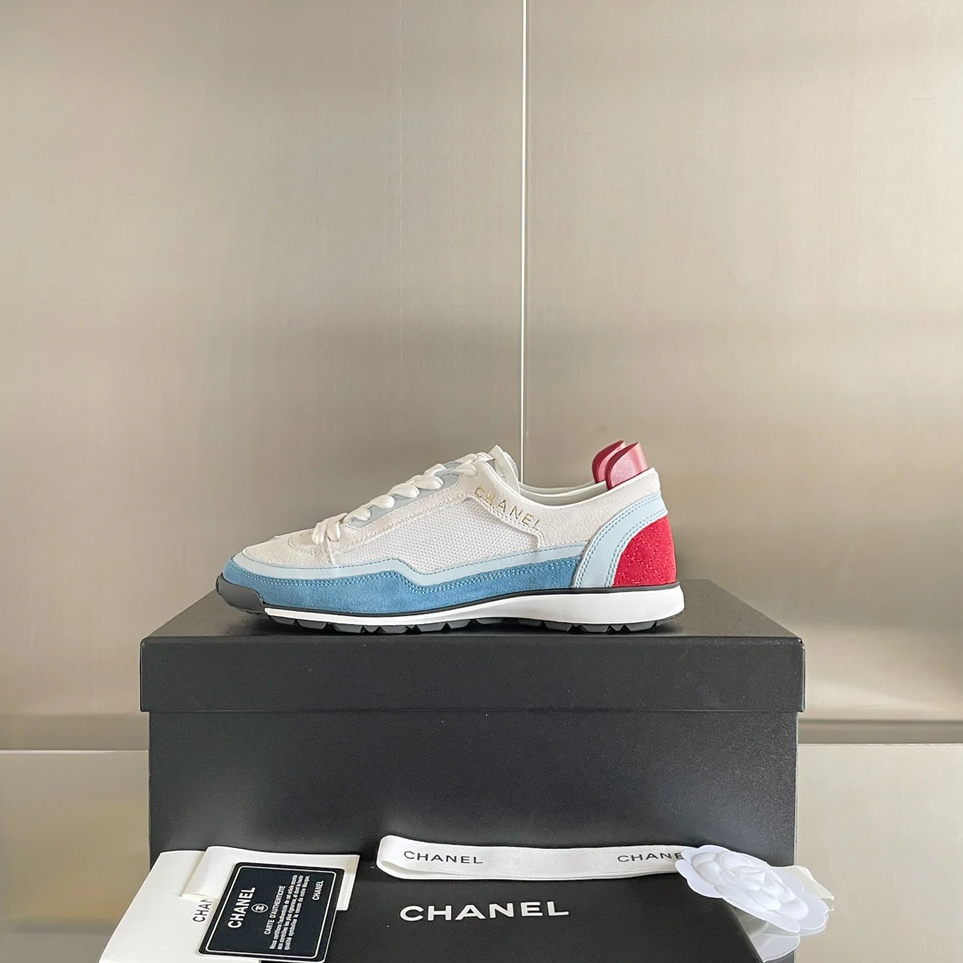 Новинка 2023 года от Chanel - Повседневные кроссовки в стиле колор-блок - Бело-синие