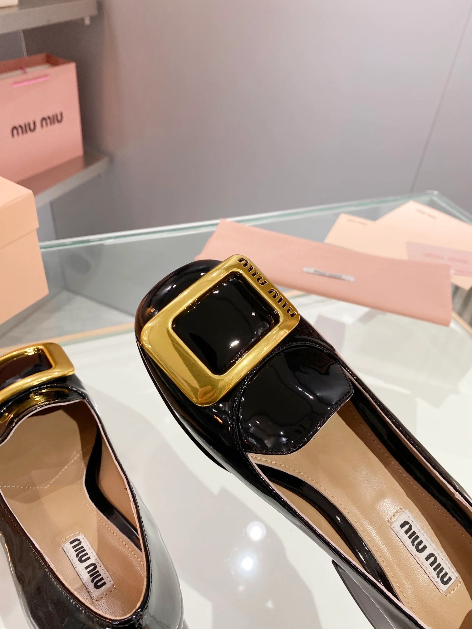 Новинка весны 2023 года от Miu Miu - Туфли на массивном каблуке с закрытым носком - Белые - 1