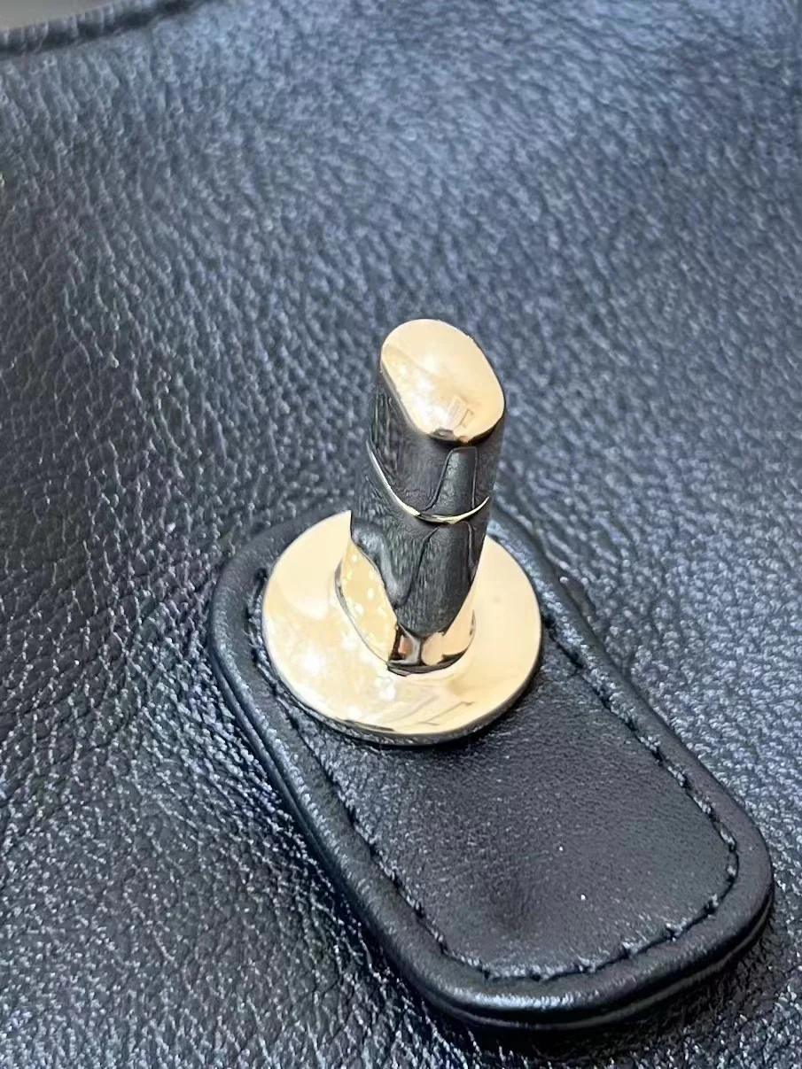 Коллекция Chanel Весна/Лето 2023 - Duma - Однотонный рюкзак из телячьей кожи - Черный