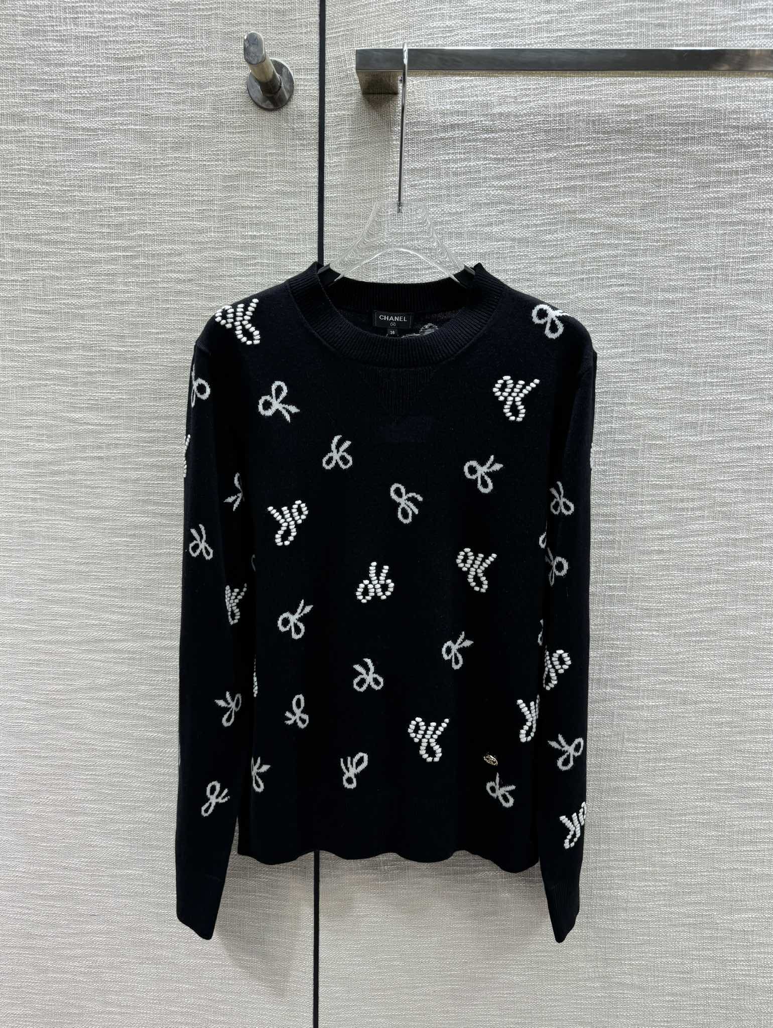 Chanel - 2403-24 Вязаный свитер с длинным рукавом и узором ?Бабочка? (ранняя весна) - черный