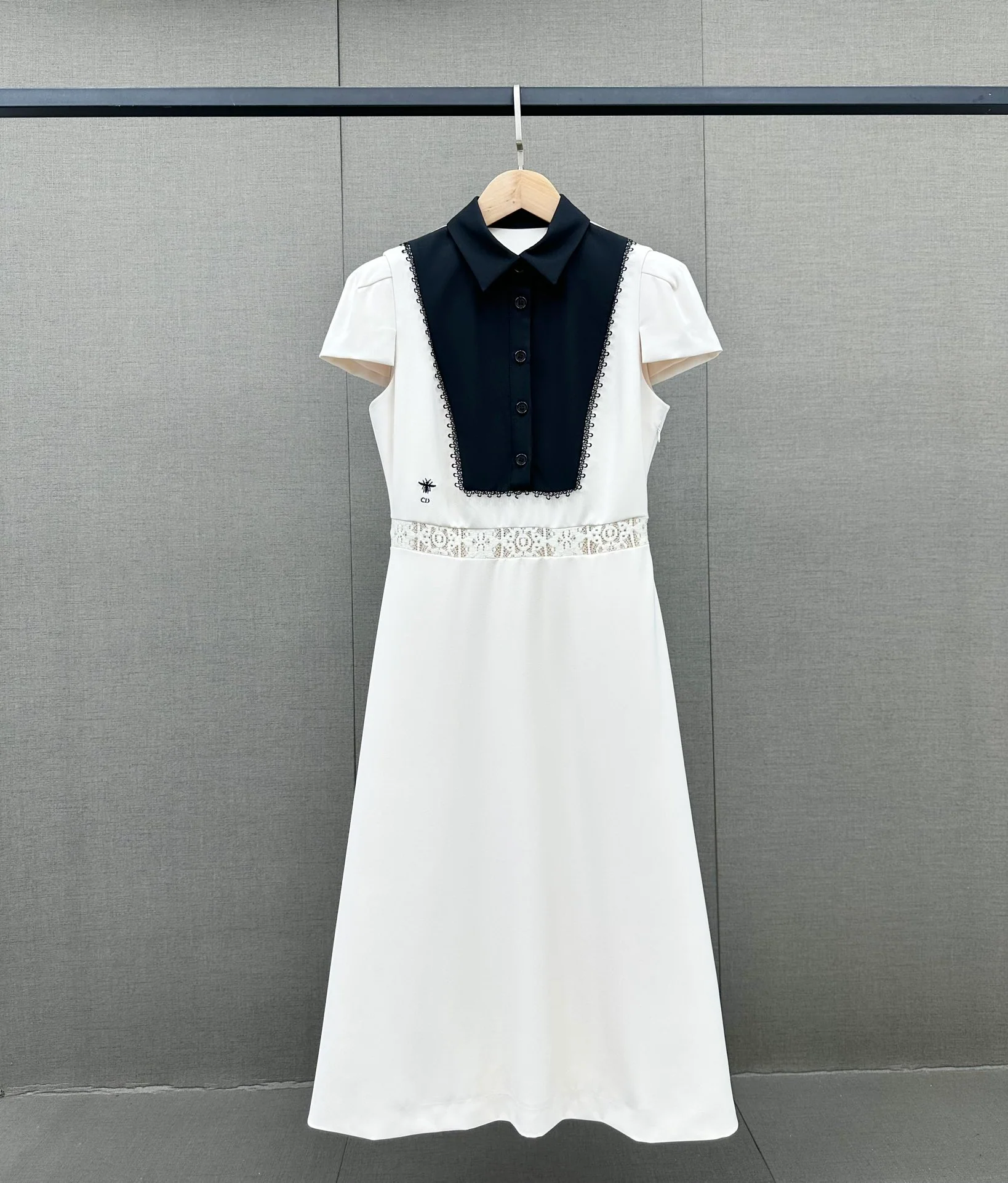 Dior 2403 - Элегантное кружевное платье с цветовыми блоками - Белое