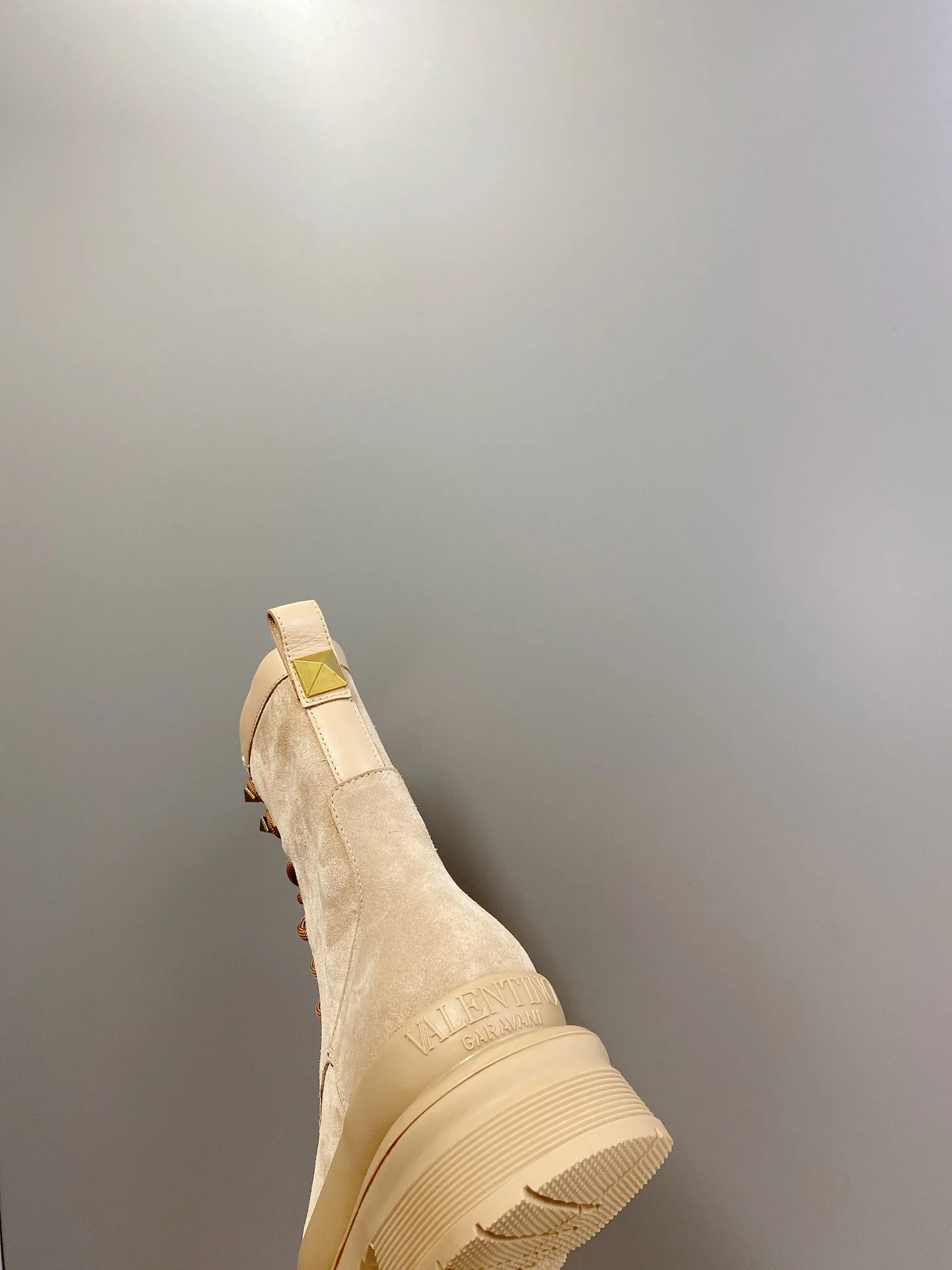 Новинка сезона осень/зима 2022 от Valentino — ботинки Martin в британском стиле.