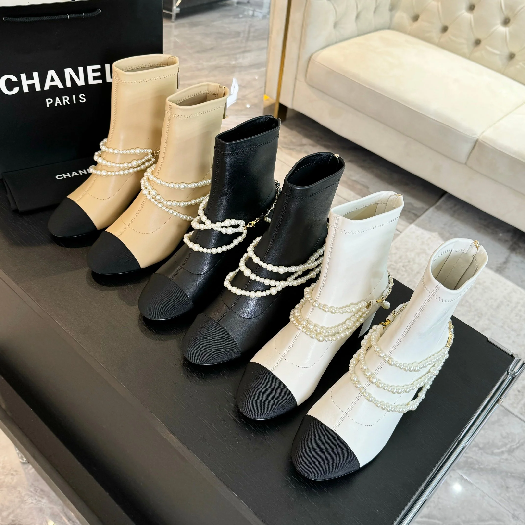 Ботильоны Chanel 2024 с жемчужной цепочкой - изображение из коллекции