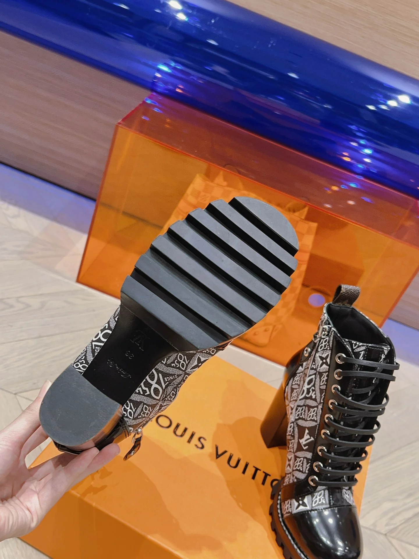 Новинка сезона осень/зима 2023 от LV - Ботильоны на высоком каблуке - Модель 1854