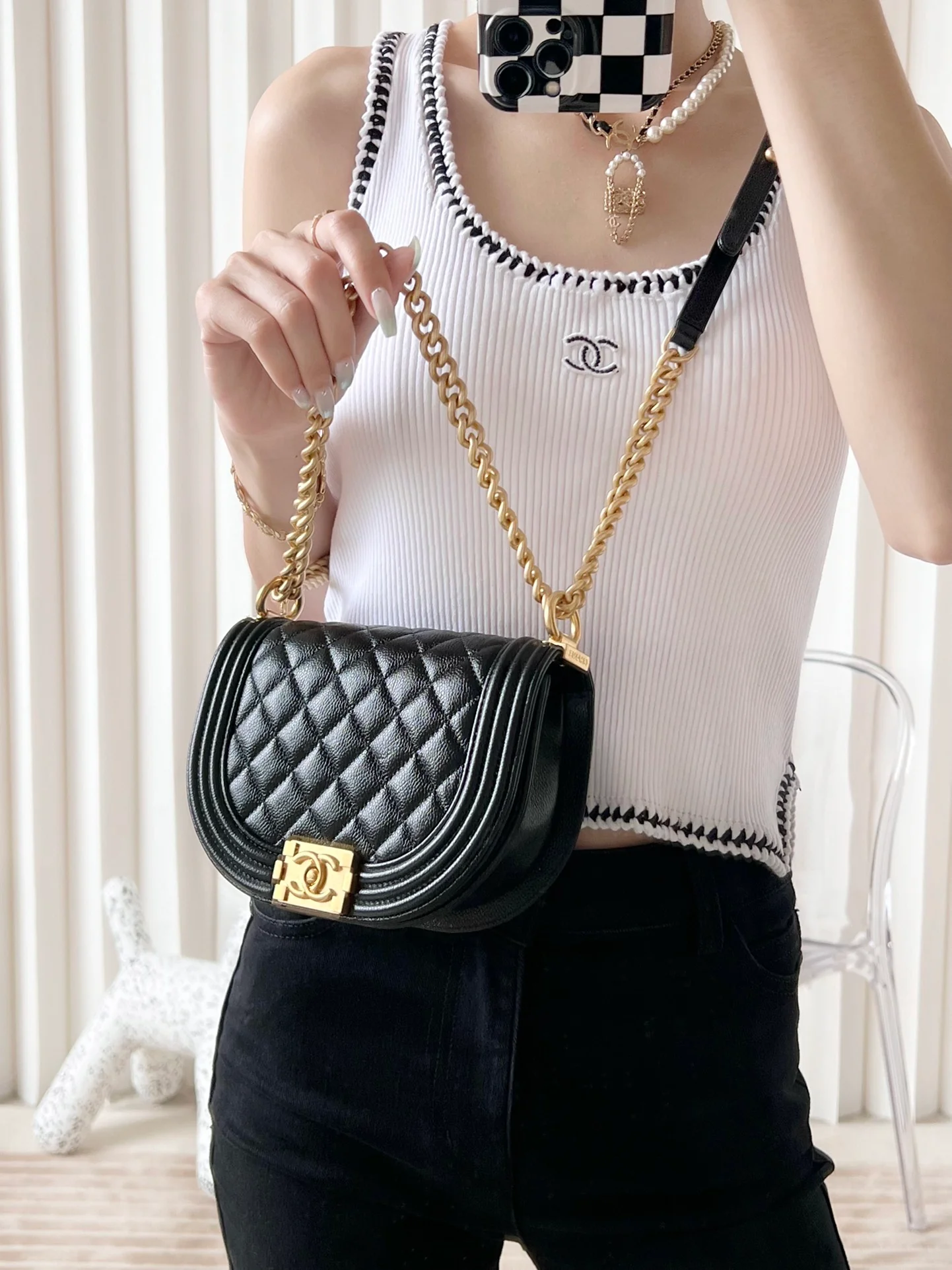 Новая кожаная сумка-мессенджер Chanel Métiers d'Art Saddle.