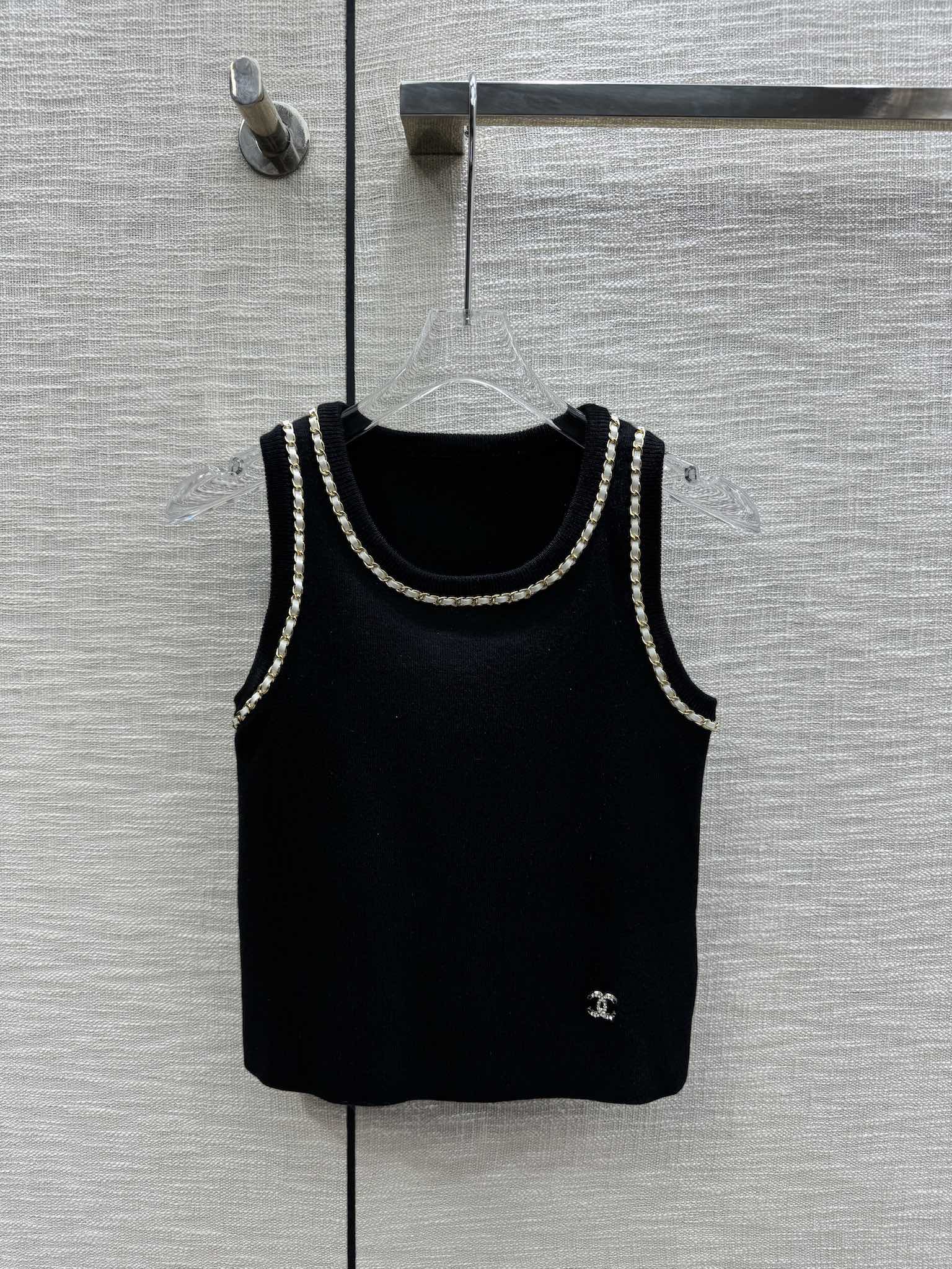 Жилет Chanel 2403 ручной работы из плетеной ткани с цепочками - черный