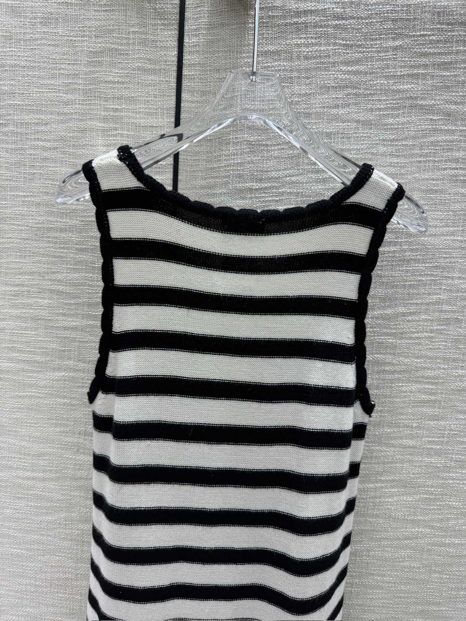 Вязаное платье-жилет Celine-2404 с кружевной отделкой и полосатым узором в стиле колор-блок.