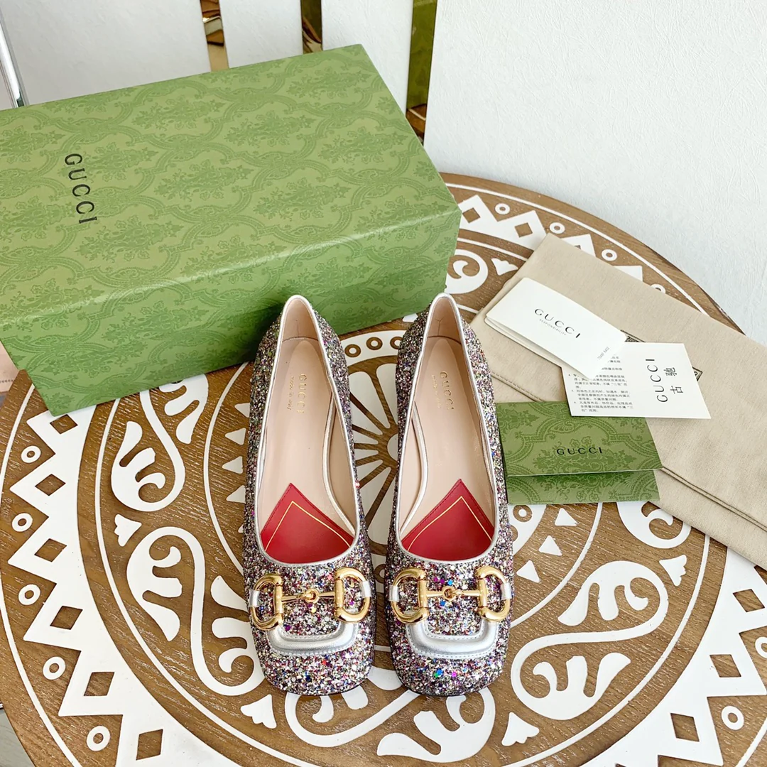 Весенняя коллекция Gucci 2021 — Туфли на массивном каблуке с пряжкой в ??виде конской уздечки — 1