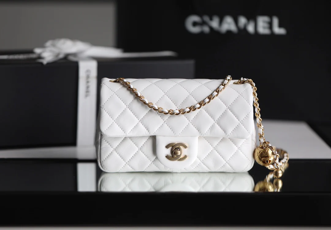 Chanel - Золотая сумка-клапан с шариком из углеродного волокна - Белая