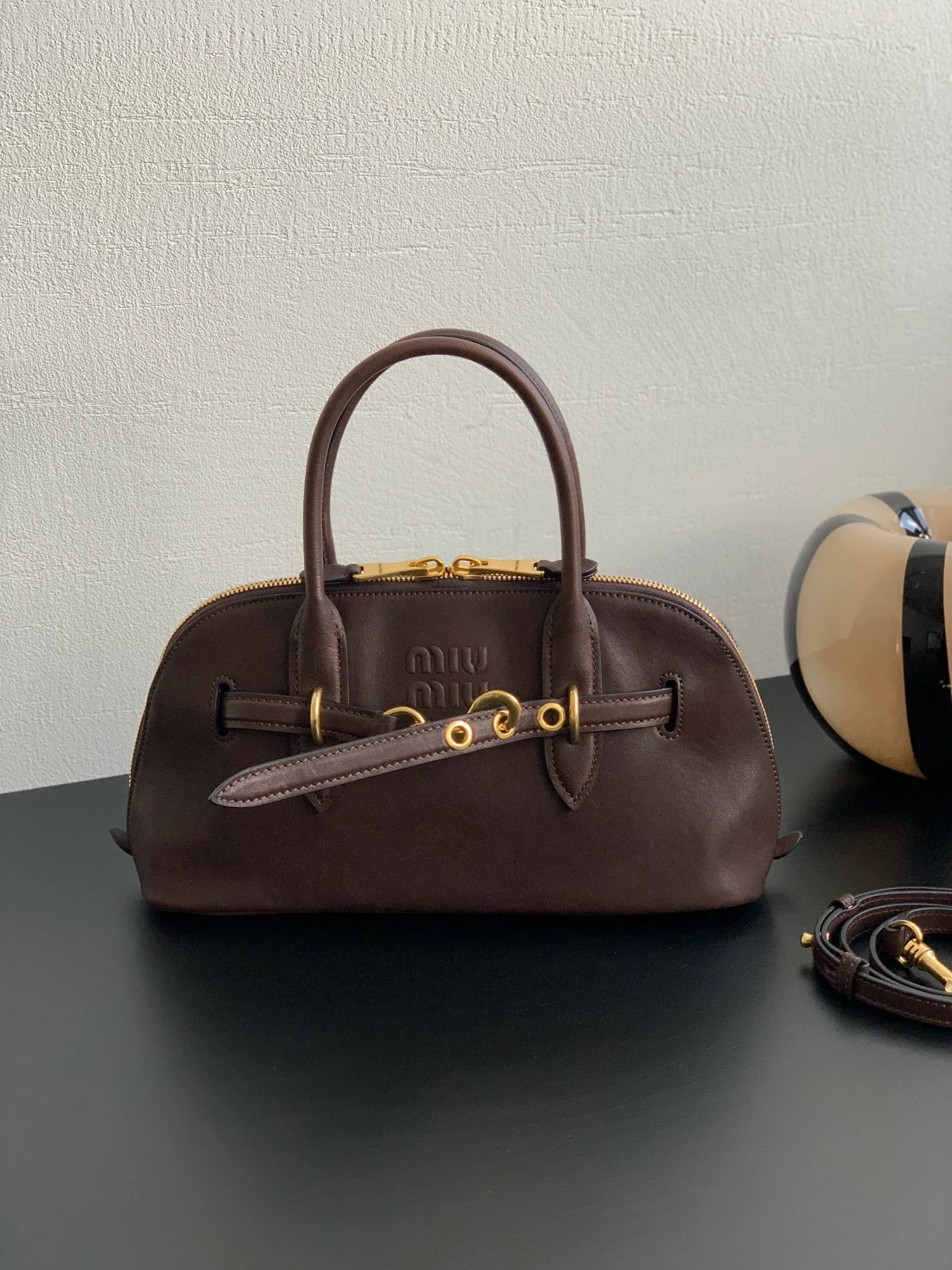 Сумка Miu Miu Aventure из кожи наппа, коричневая, средний размер.