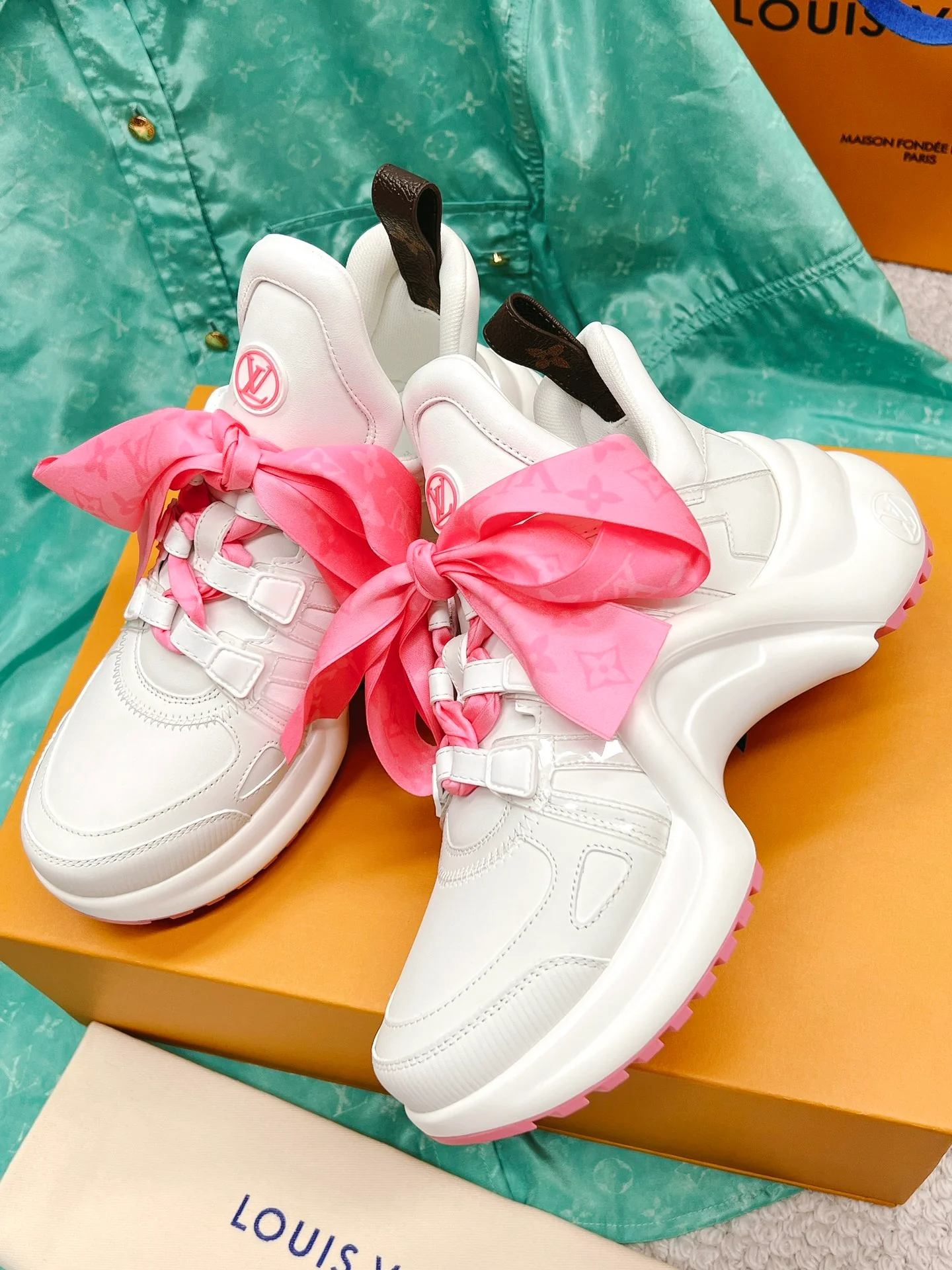 Новые поступления LV Archlight - массивные кроссовки на шнуровке с бабочками - розовые на шнуровке