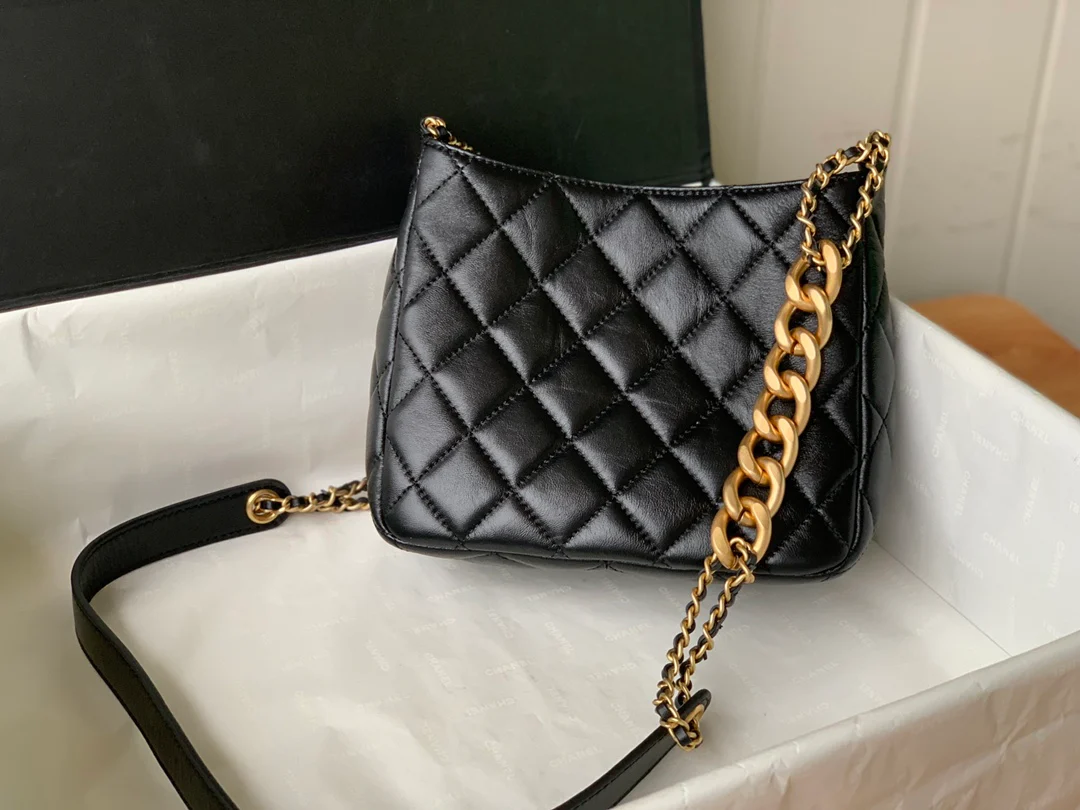 Коллекция Chanel Весна/Лето 2022 - Сумка-хобо - Маленькая