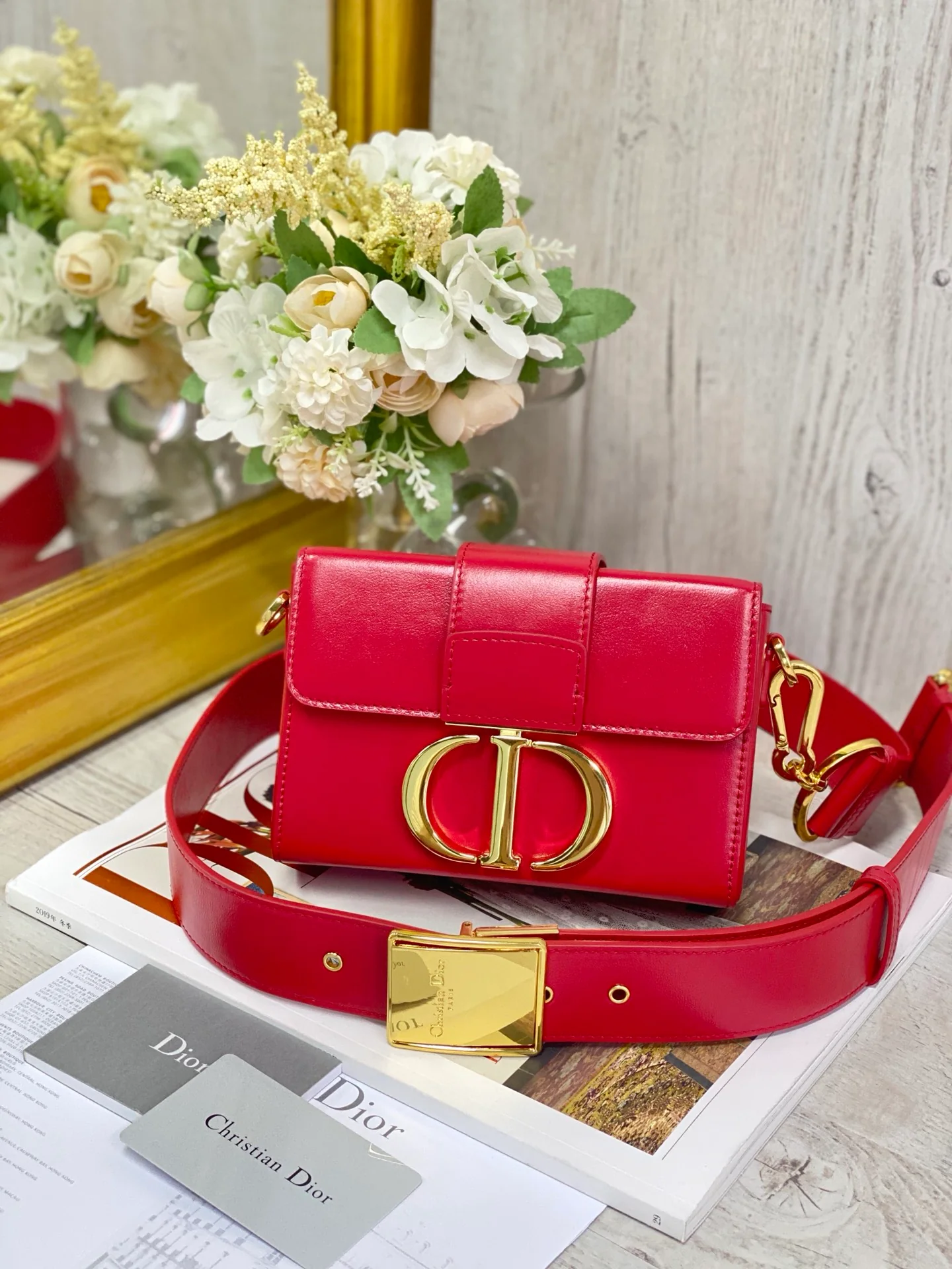 Миниатюрная кожаная шкатулка Dior Montaigne с золотой пряжкой, 17,5 см, красная.