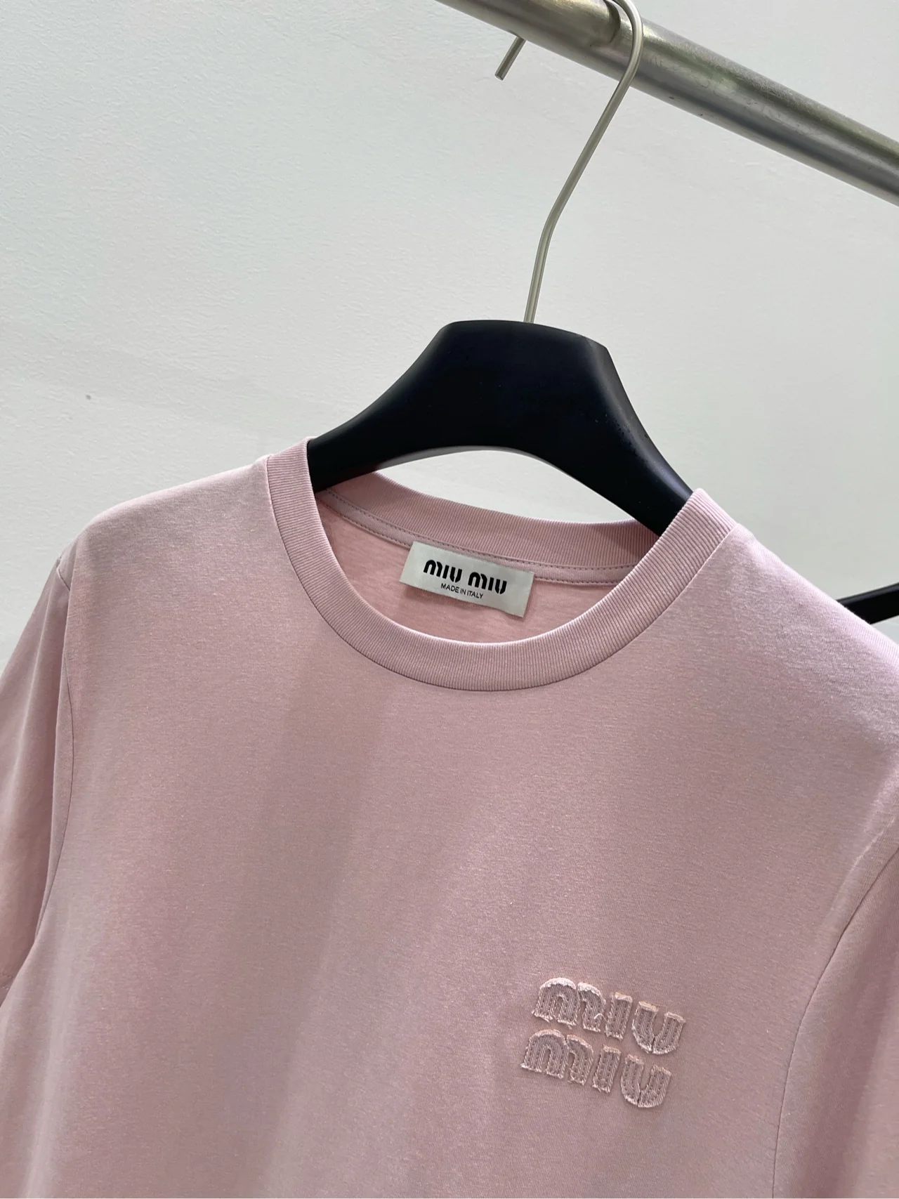 Miu Miu-2404-Розовая футболка с коротким рукавом и аппликацией в виде букв