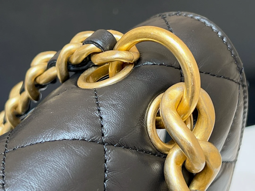 Новинка сезона весна/лето 2023 от Chanel - кожаный рюкзак в стиле ретро.