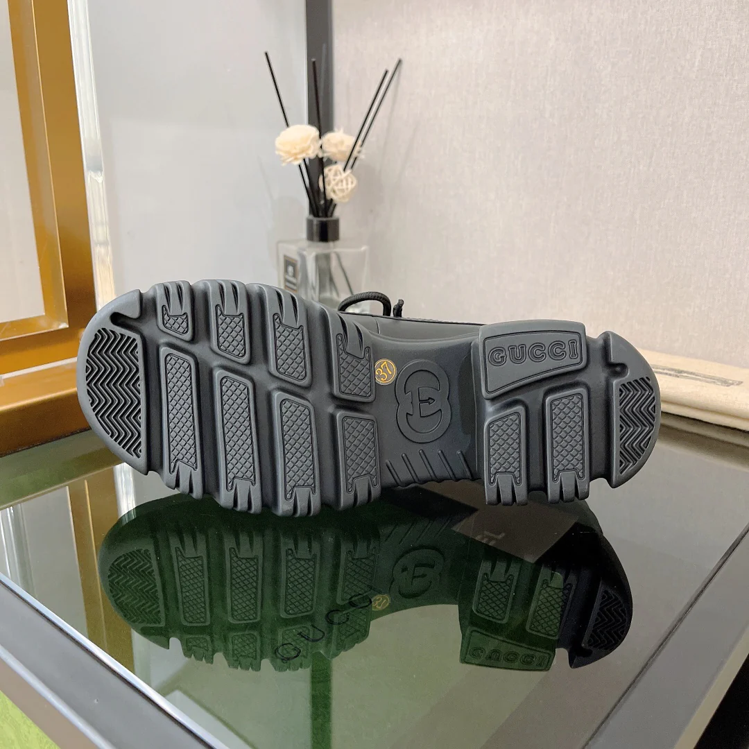 Новинка сезона осень/зима 2022 от Gucci — кроссовки на платформе в британском стиле.