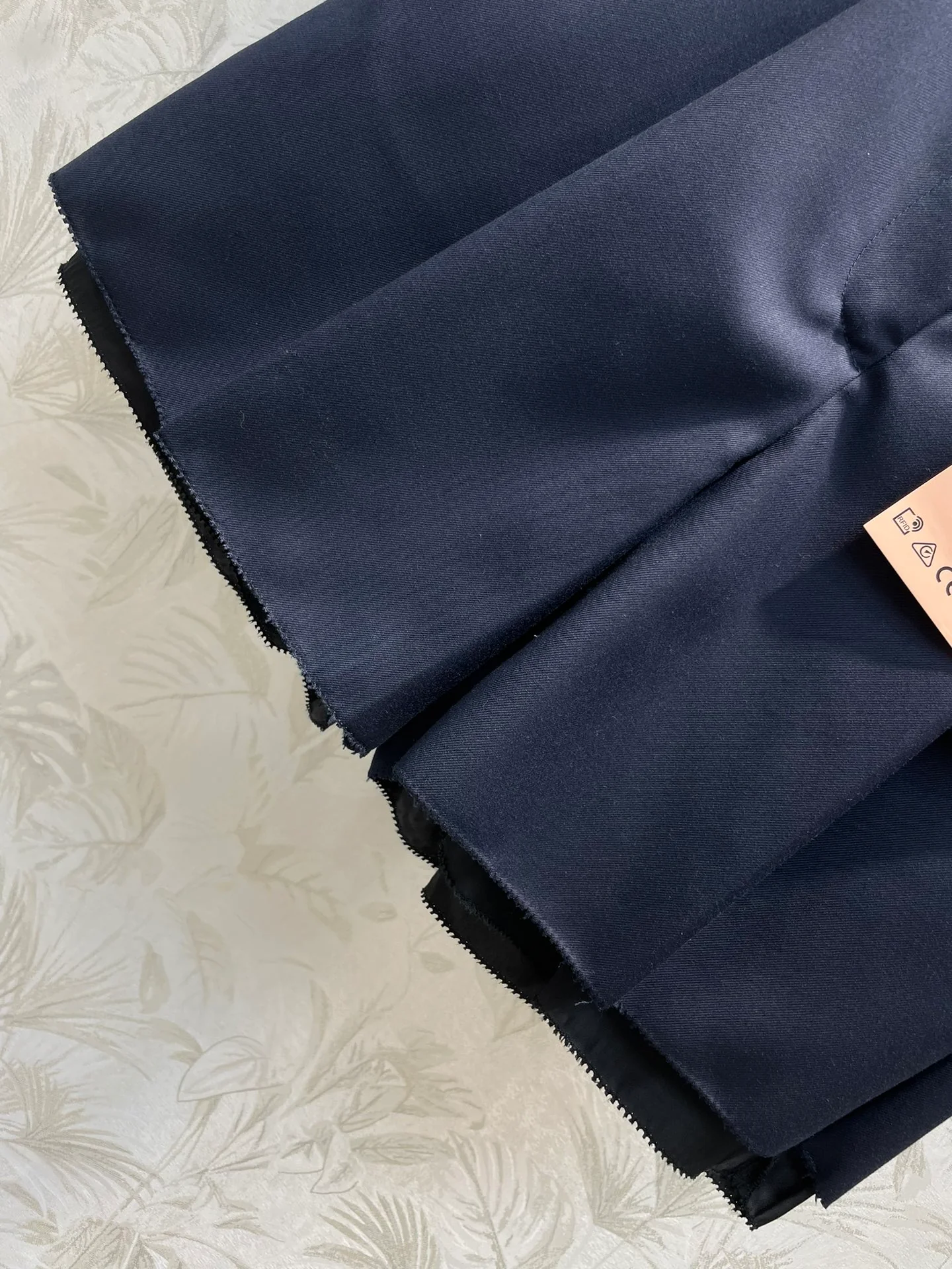 Miu Miu - Весна/Лето 2404-24: Идеальный образ в стиле преппи с вышитыми значками, лоскутными блейзерами и шортами.