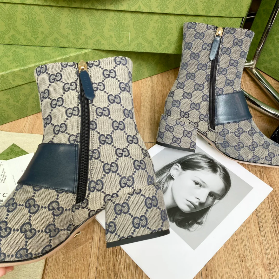 Новинка сезона осень/зима Gucci 22ss - Классические ботильоны с золотой пряжкой - Монограмма - 2